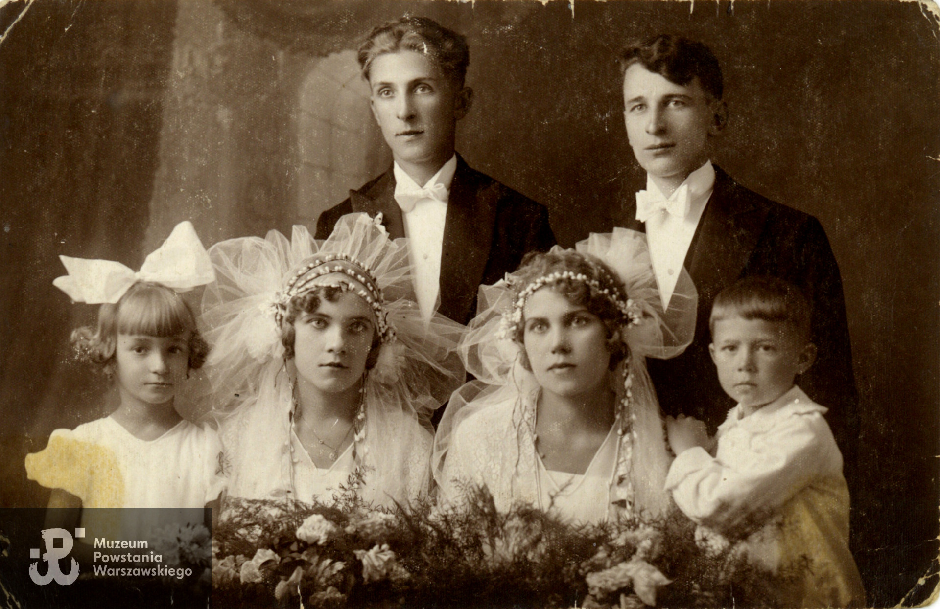 Fotografia ślubna wykonana w 1931 roku - po prawej panna młoda Klementyna z Borzęckich  Gapieniuk, za nią mąż - pan młody Wacław Gapieniuk, z lewej obok Wacława przyjaciel Piotr Domeracki, który poległ w trakcie Powstania Warszawskiego. Ze zbiorów rodzinnych, udostępnił p. Andrzej Gapieniuk