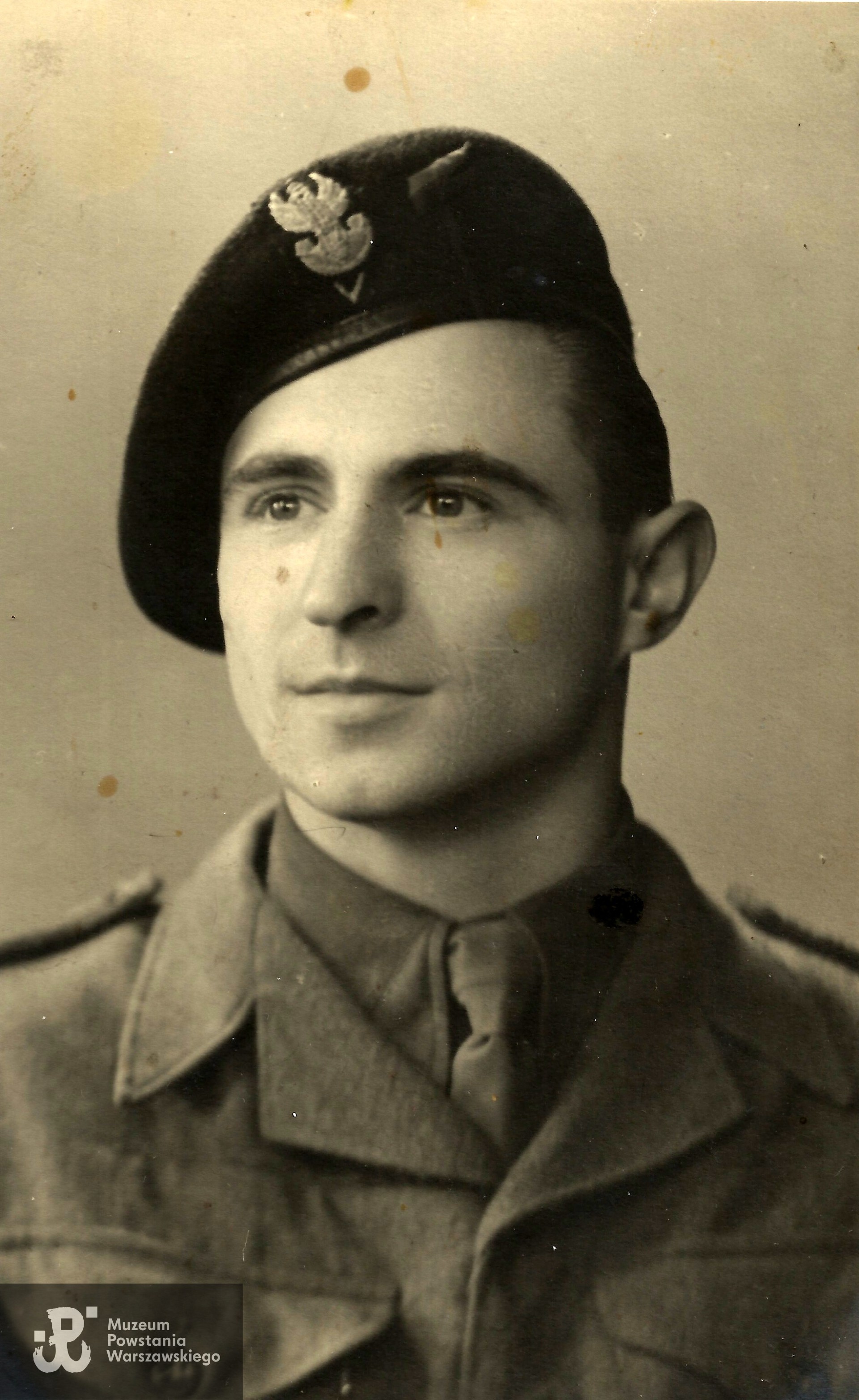 sierż. pchor. Stanisław Zdziennicki ps.  Szablewski. Fotografia wykonana podczas służby w PSZ, Włochy, 1945/1946 rok. Fot. z archiwum rodzinnego p. Pawła Zdziennickiego