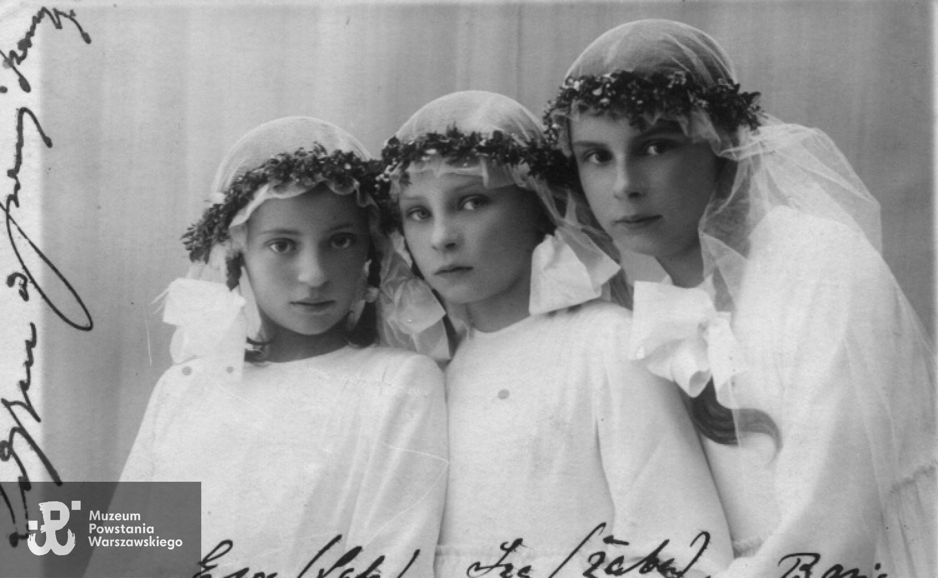 Zdjęcie z I komunii świętej - Iza z siostrami