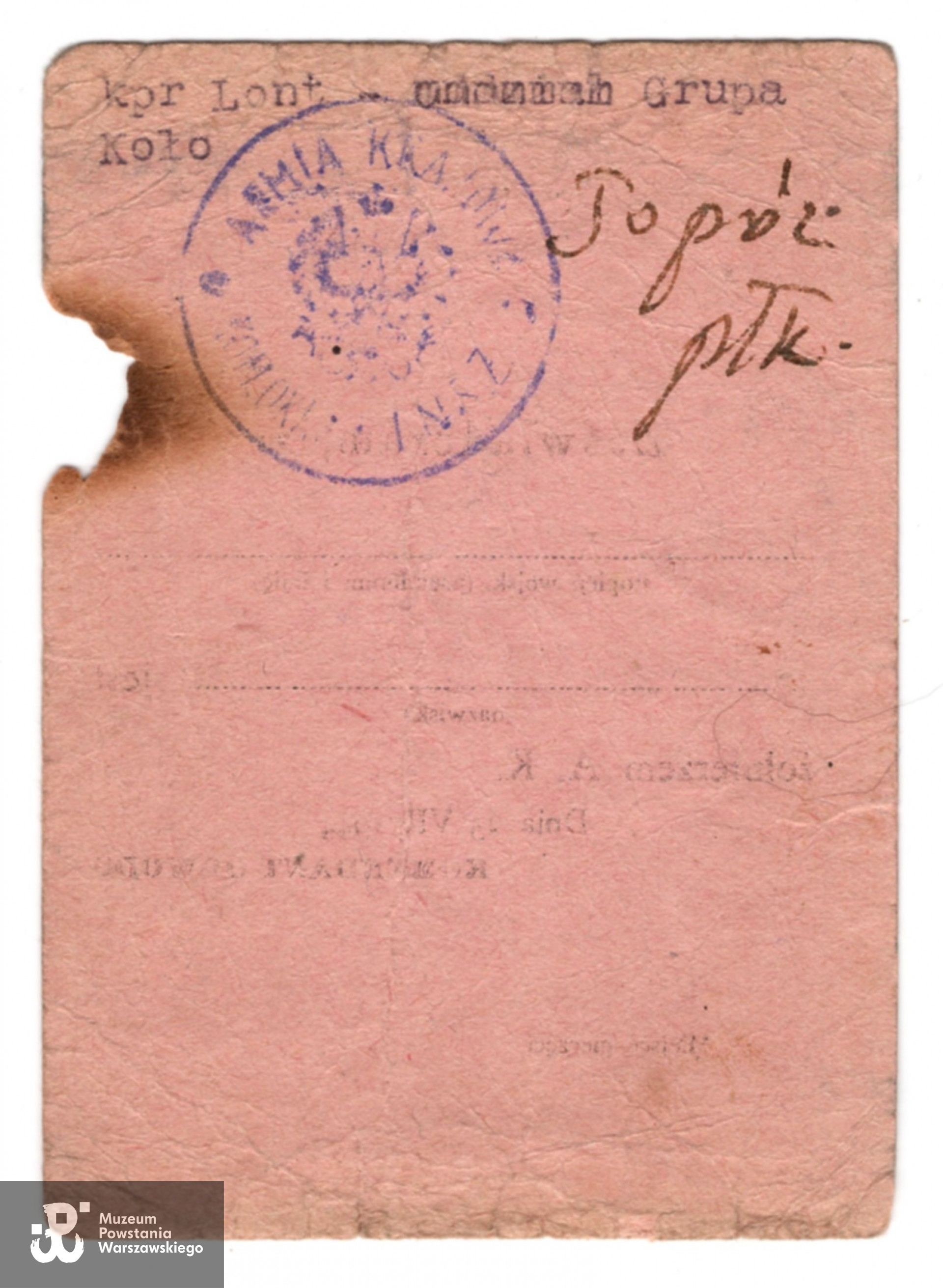 Rewers  należącej do Jana Marciniaka legitymacji Armii Krajowej - na dokumencie widoczny podpis płk. „Topora” (płk. Spirydion Stanisław Koiszewski), dowódcy Grupy „Topór"(NSZ), najwyższego stopniem i stanowiskiem dowódcy NSZ w walczącej stolicy. Dokument ze zbiorów rodzinnych, udostępnił p.  Dariusz Skalski, wnuk Powstańca. Skany wykonano w Dziale Kombatanta MPW w styczniu 2024.