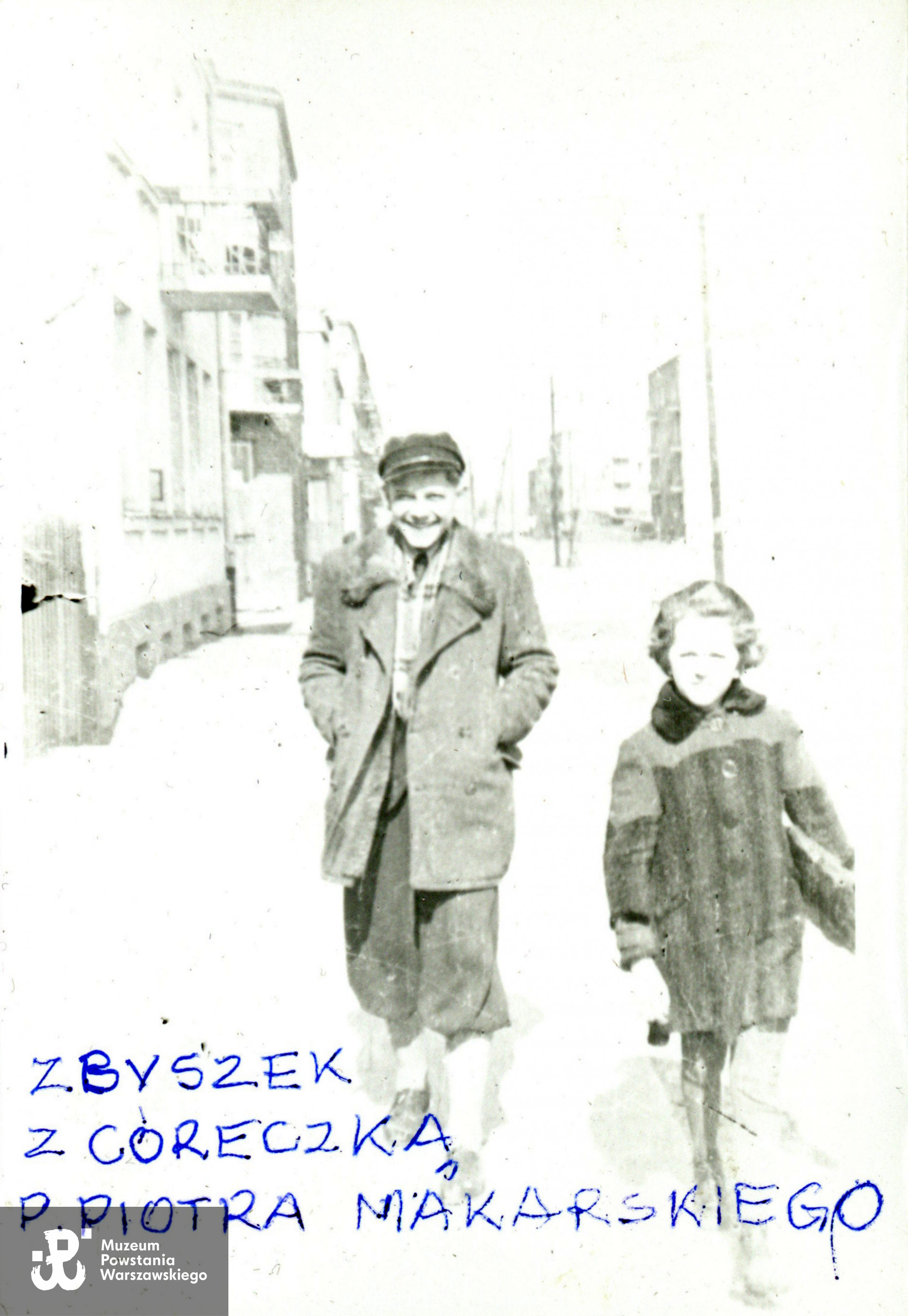 Zbyszek Tracz z córką p. Piotra Makarskiego. Okres okupacji. Fot. ze zbiorów rodzinnych p. Romana Jelonka - spuścizna po Annie Jelonek z domu Tracz, I-voto Graczyk.