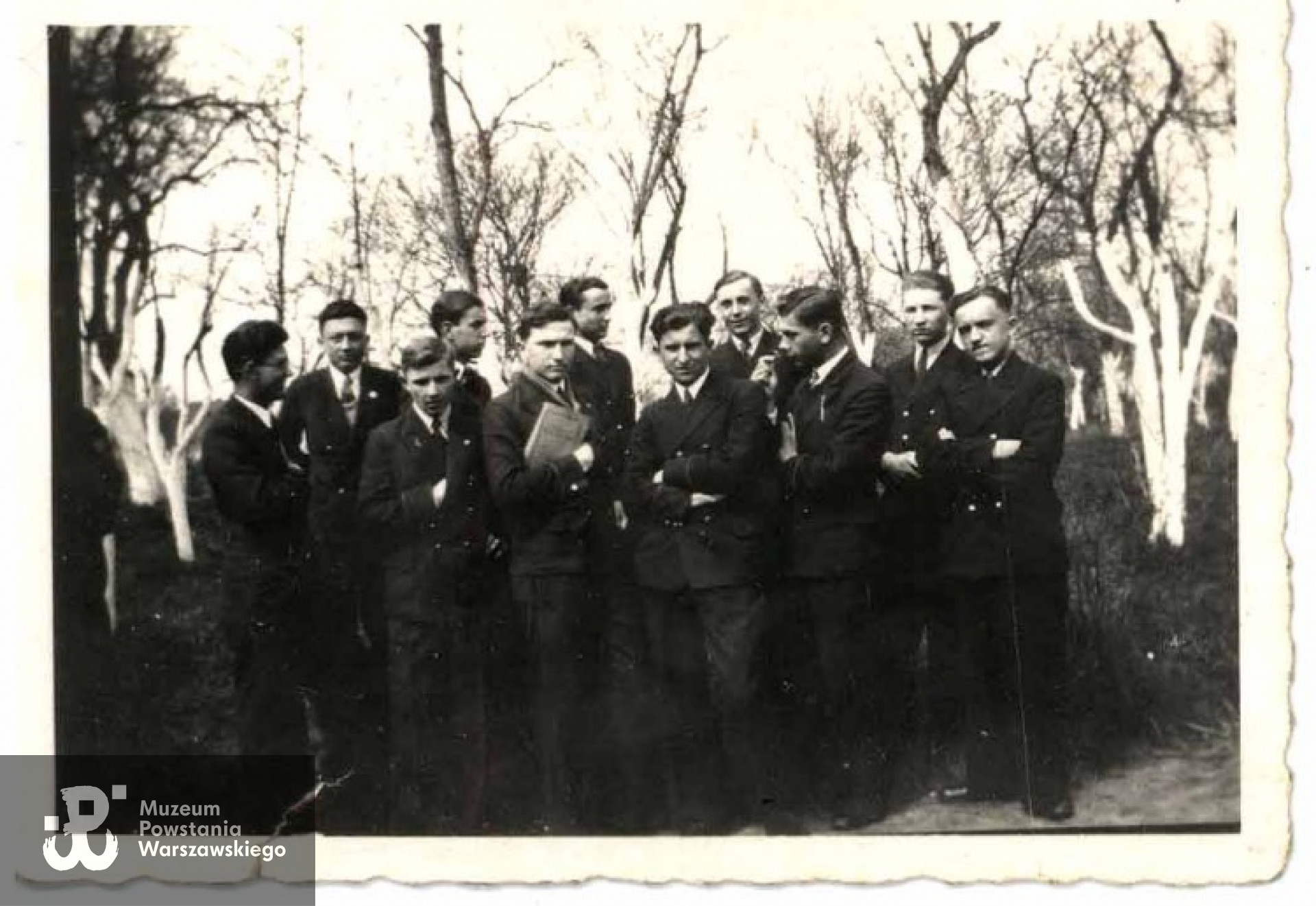 Uczniowie Gimnazjum Humanistycznego w Solcu nad Wisłą - wiosna 1937 r. Tadeusz Życzyński stoi czwarty od lewej (profilem). Zdjęcie z rodzinnego archiwum córki Małgorzaty.