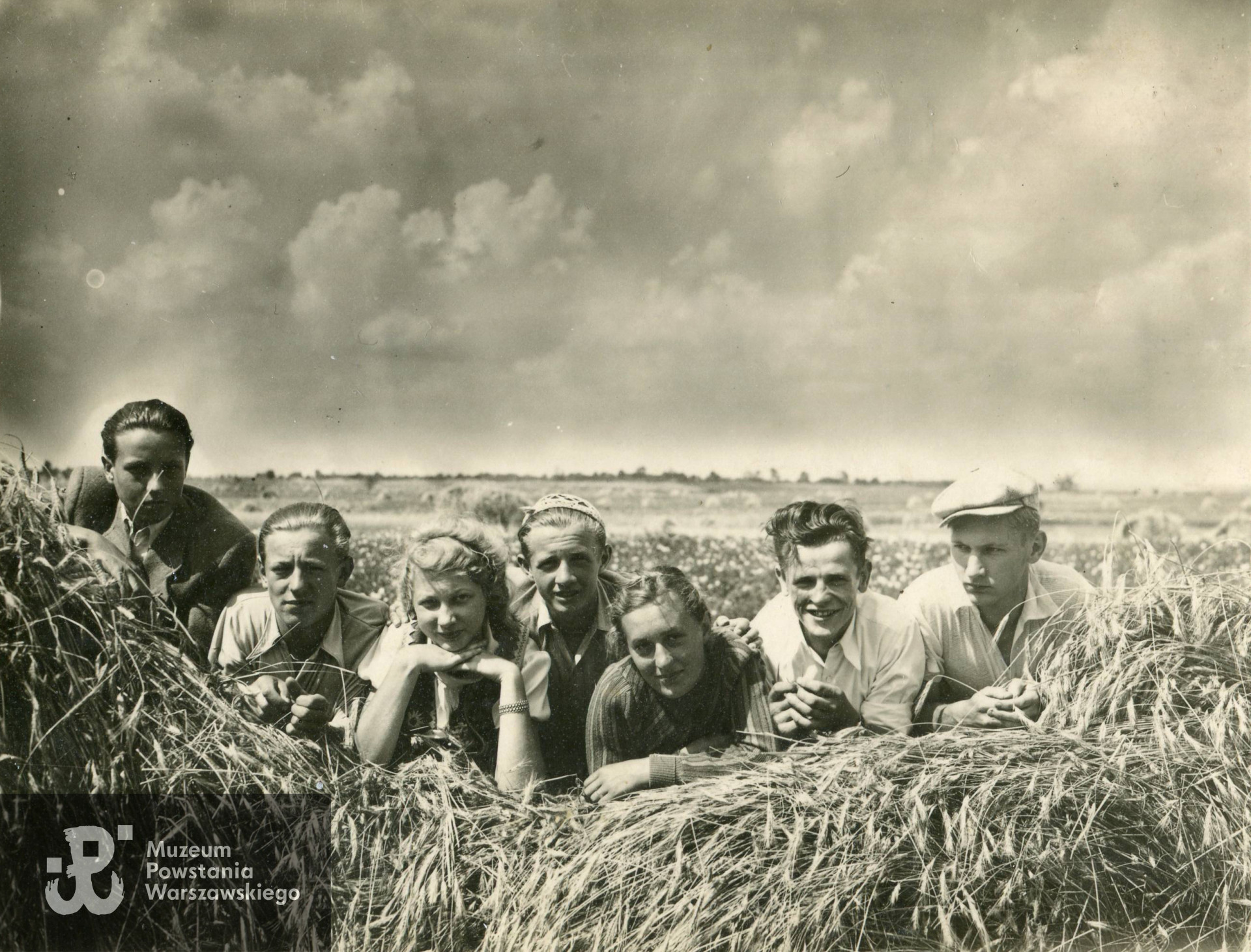 Partyzantka Armii Krajowej w Olszewnicy. Od lewej strony: drugi - st. strz. Stefan Liwski "Topola", czwarty - kpr. pchor. Jan Mazur "Brzoza". Fot. z archiwum prywatnego Piotra Chróściela