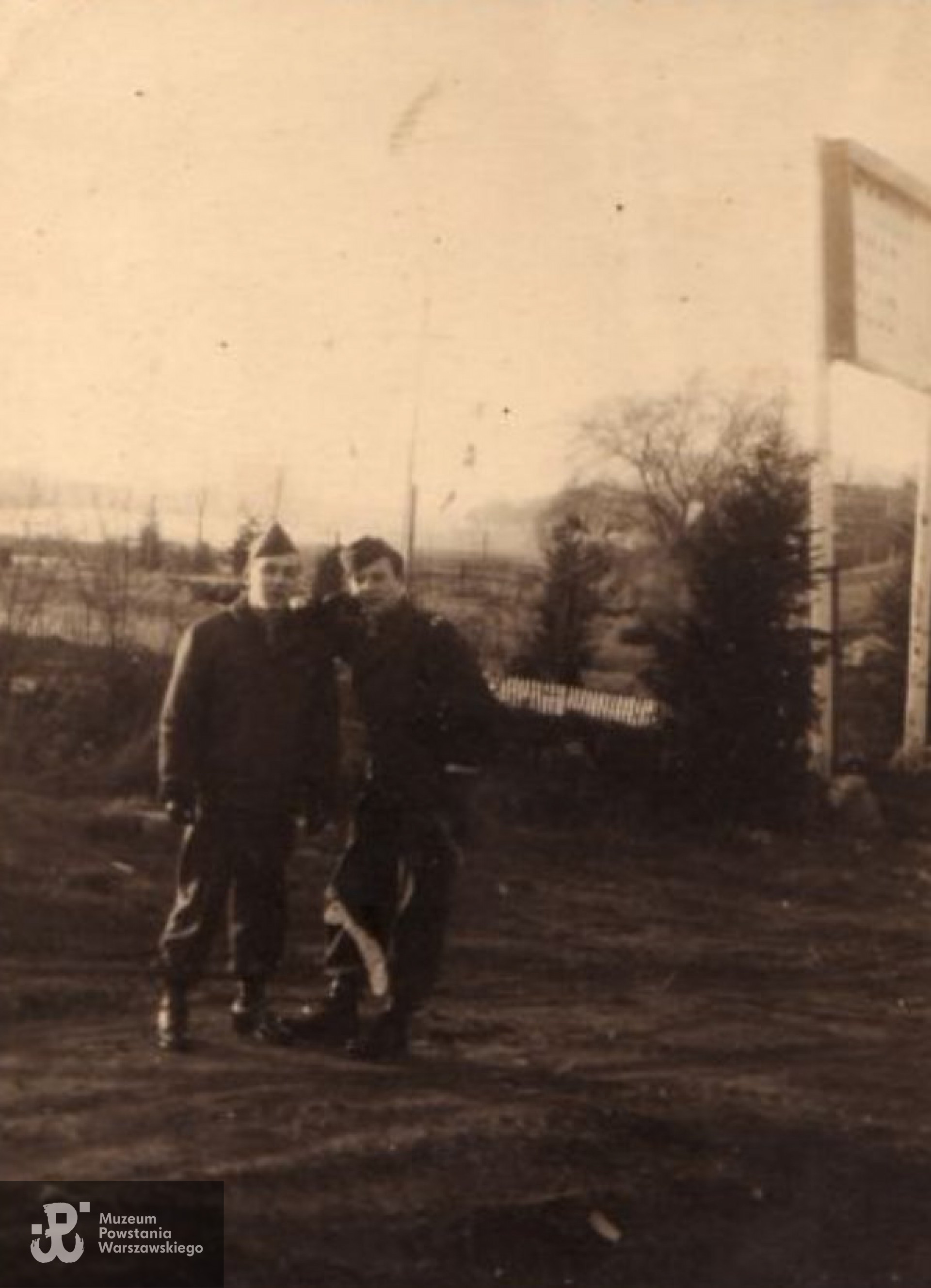 Po wyzwoleniu z obozu jenieckiego. Zygmunt Jatczak z kpr. pchor. Włodzimierzem Brzezińskim "Bosco". Koszary US Army w Bremie, przełom 1945 i 1946 roku. Fot. z archiwum rodzinnego Zygmunta Jatczaka.