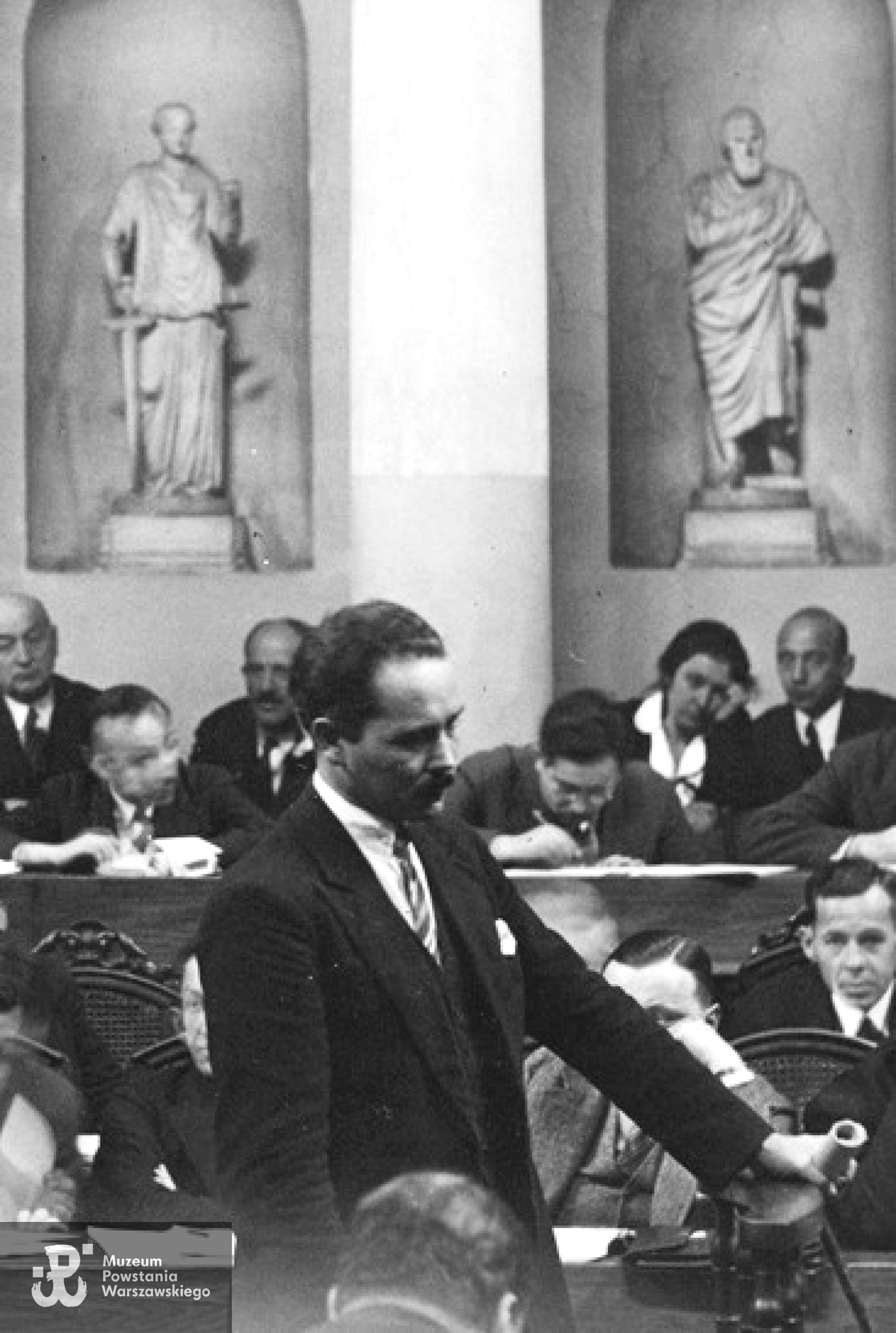 Zygmunt Zaremba jako świadek na procesie brzeskim (1931). Fot. Wikipedia - domena publiczna