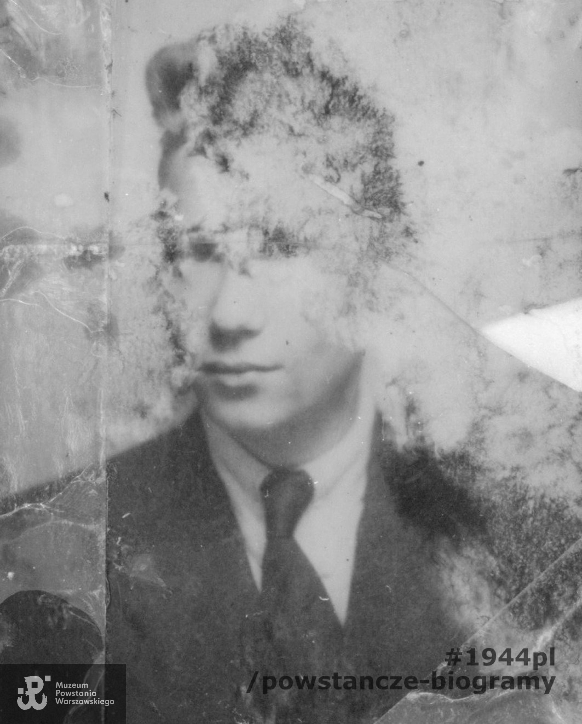 Fotografia z okupacyjnych dokumentów Bohdana Saskiego znalezionych przy ciele poległego. Ze zbiorów Muzeum Powstania Warszawskiego, sygn. P/3927