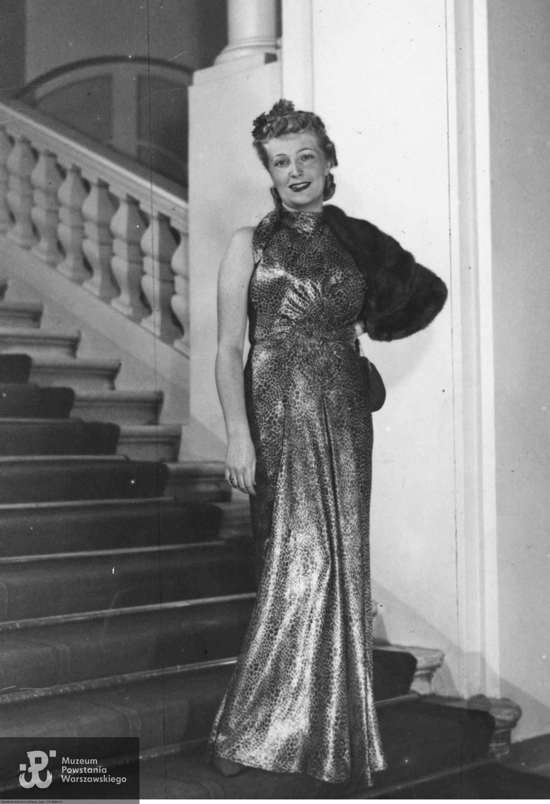 14 stycznia 1939 roku - bal mody zorganizowany przez Związek Autorów Dramatycznych w Hotelu Europejskim w Warszawie, podczas którego Zofia Sykulska została wybrana  "II wicekrólową mody". Fotografia pozowana na schodach.  Fot. ze zbiorów Narodowego Archiwum Cyfrowego <i> www.audiovis.nac.gov.pl</i> - Koncern Ilustrowany Kurier Codzienny - Archiwum Ilustracji