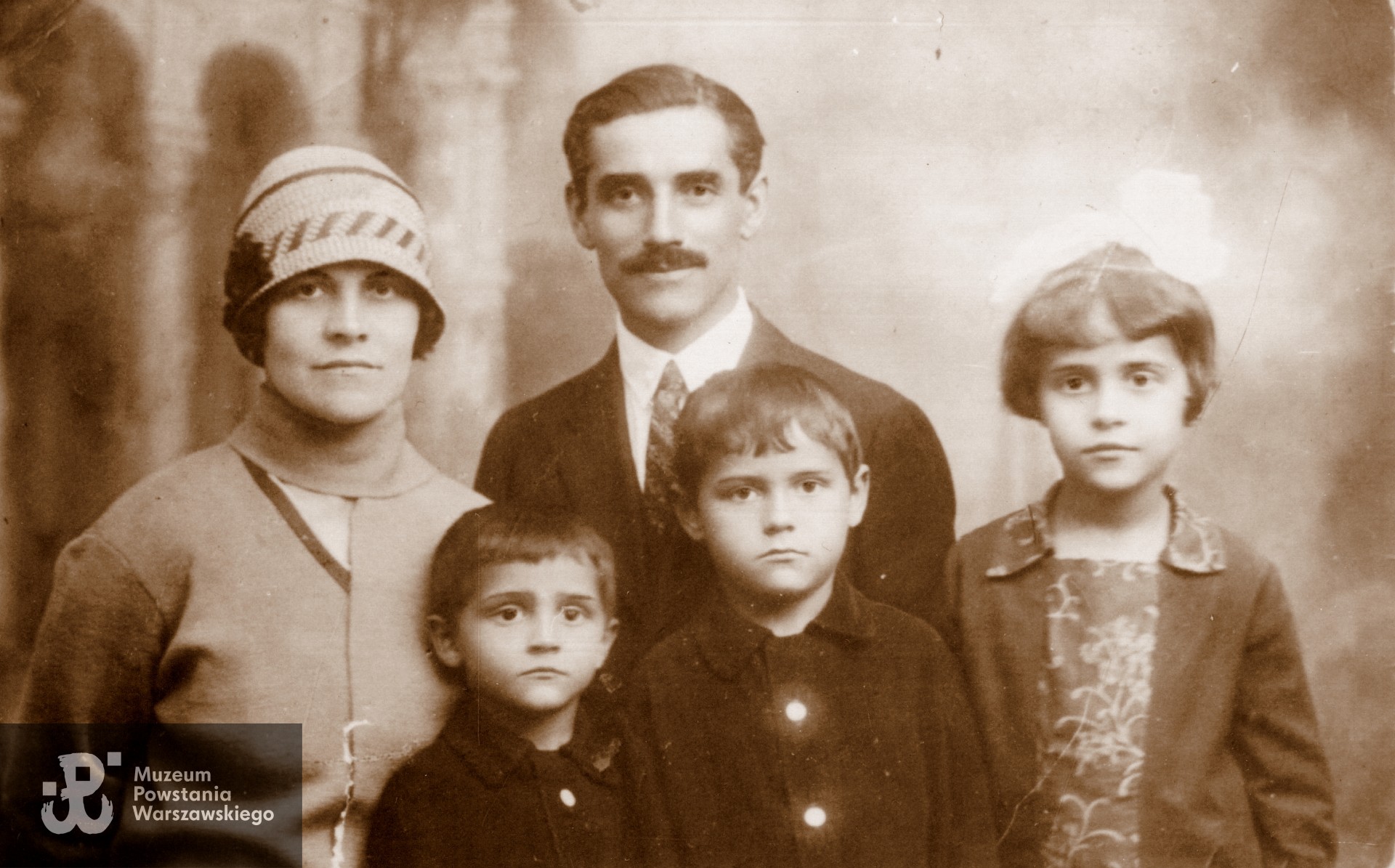 Na zdjęciu Kazimierz Szczawiński z żoną Józefą z  Milewskich Szczawińską oraz dziećmi: Eugenią,  Leonardem i Janem. Początek lat 30-tych XX w. Fot. ze zbiorów rodzinnych, udostępniła p. Kinga Szczawińska-Janicka, prawnuczka Powstańca.