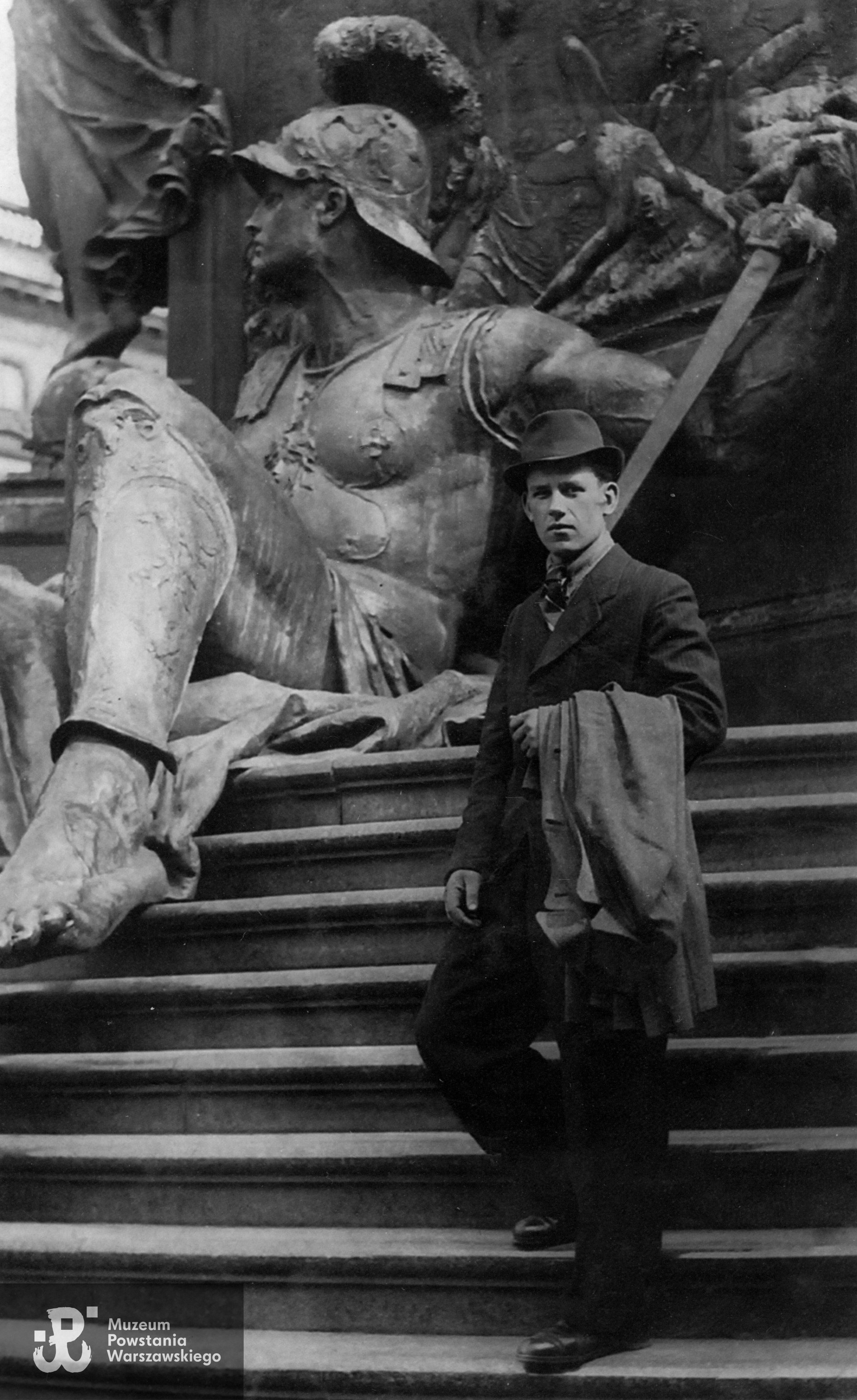  Wacława Nowakowski - fotografia wykonana 19.04.1942 roku w Berlinie (na rewersie opis: Unter den Linden), podczas pobytu na robotach przymusowych. Fot. ze zbiorów rodzinnych. Do wykonania skanu udostępniły  Elżbieta i Jolanta Wolańczyk, wnuczki