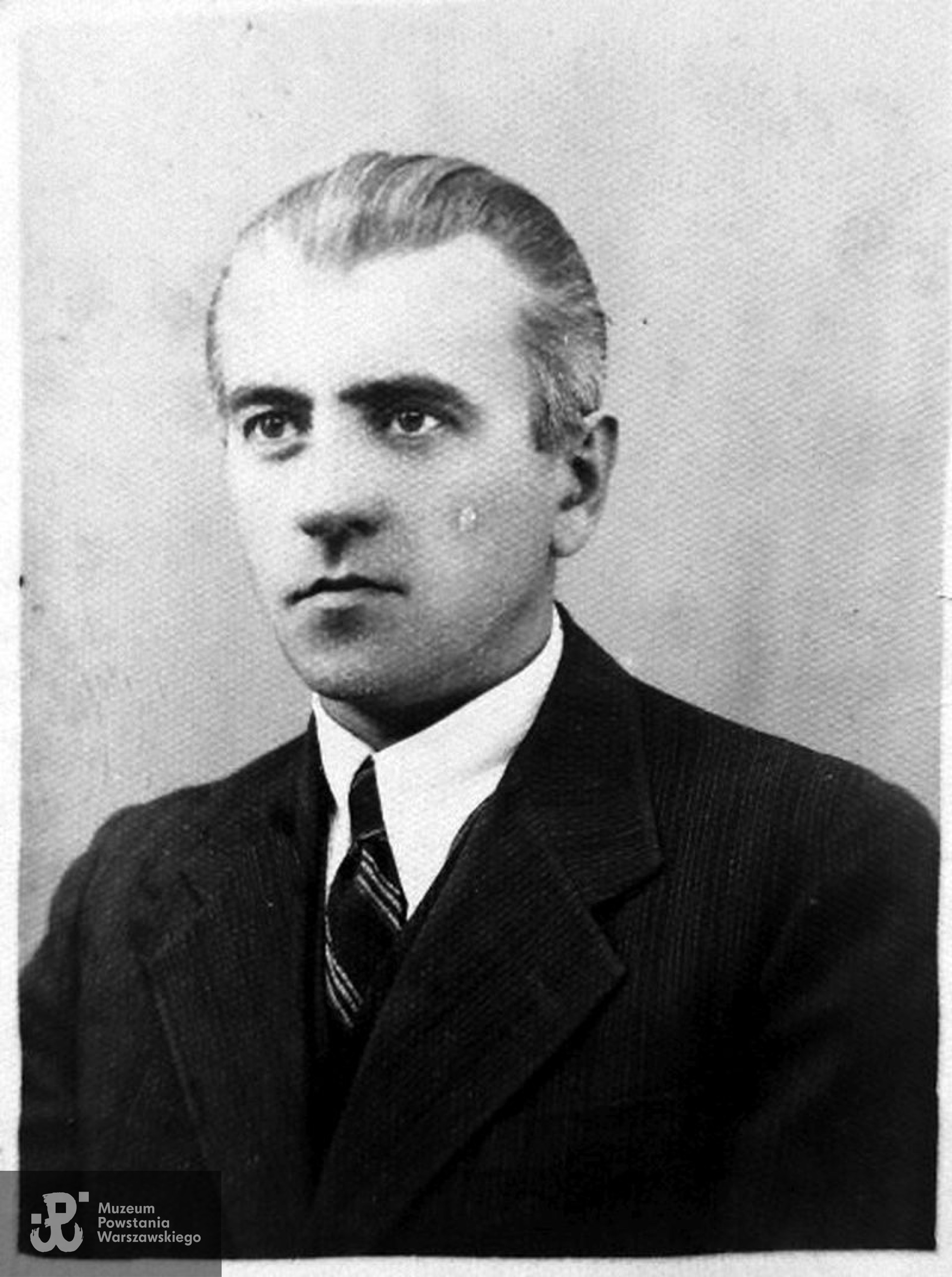 Fotografia portretowa Eugeniusza Gelo ps. Tarczyński. Ze zbiorów rodzinnych, skan nadesłał p. Tomasz Rogoziński