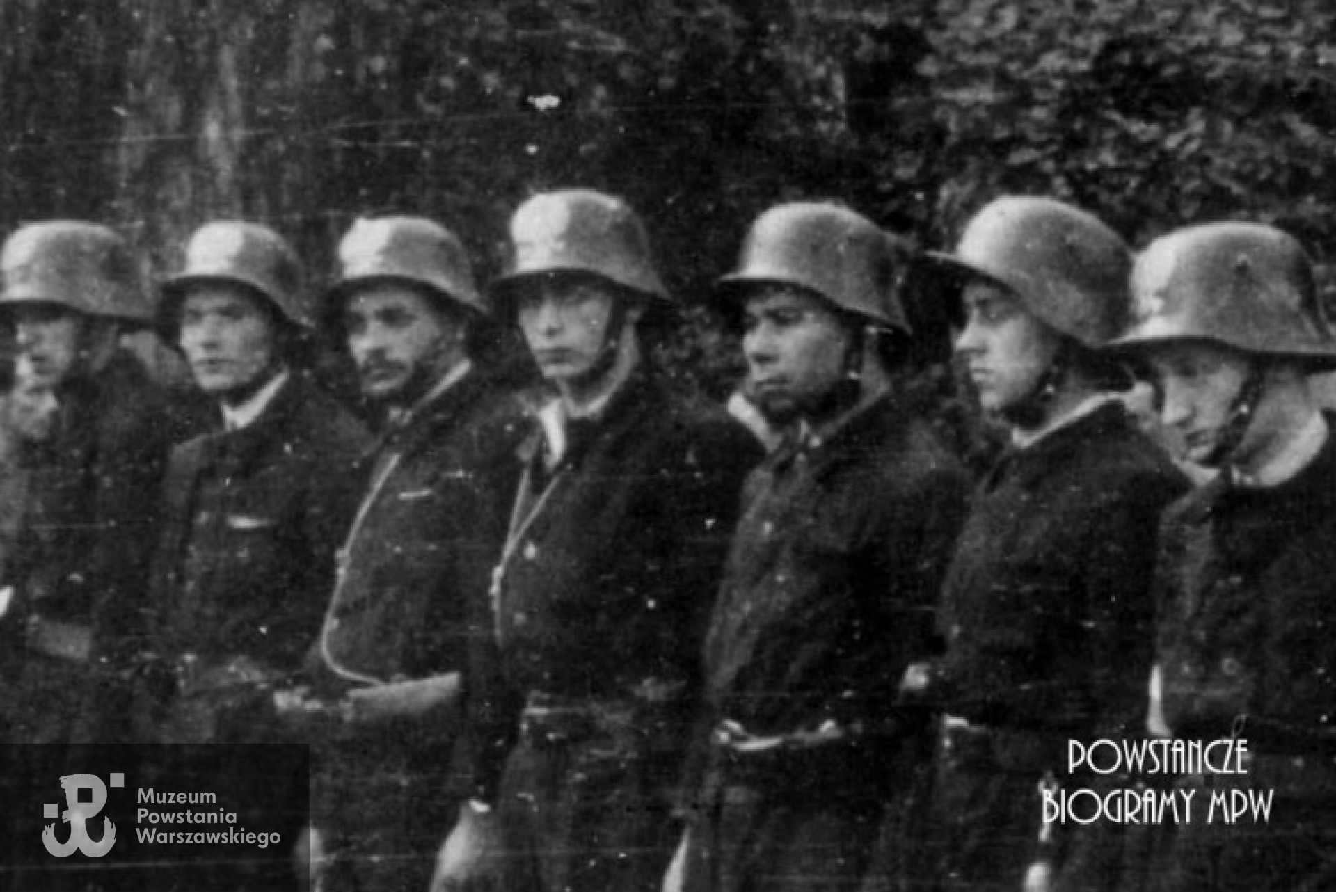 Powiększony fragment fotografii przedstawiającej uroczysty pogrzeb kpr. Mirosława Biernackiego "Generała" przed Pałacykiem Bormana przy ulicy Srebrnej 12. Wśród uczestników st. strz. Jan Ładno "Janusz". Fot. ze zbiorów Muzeum Powstania Warszawskiego, sygn. MPW-IK/1914