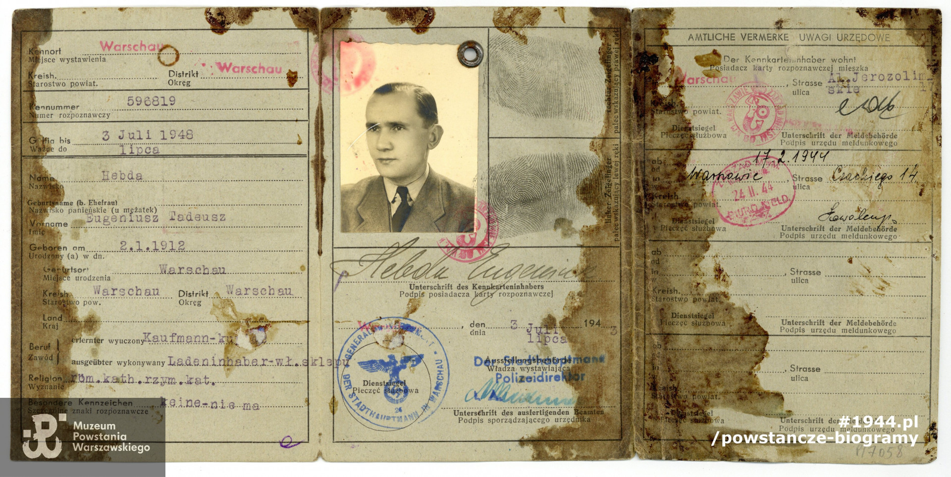 Kenkarta (karta rozpoznawcza) z okresu okupacji.  Na dokumencie widoczne plamy krwi poległego Eugeniusza Hebdy.  Ze zbiorów Muzeum Powstania Warszawskiego, sygn. P/7058