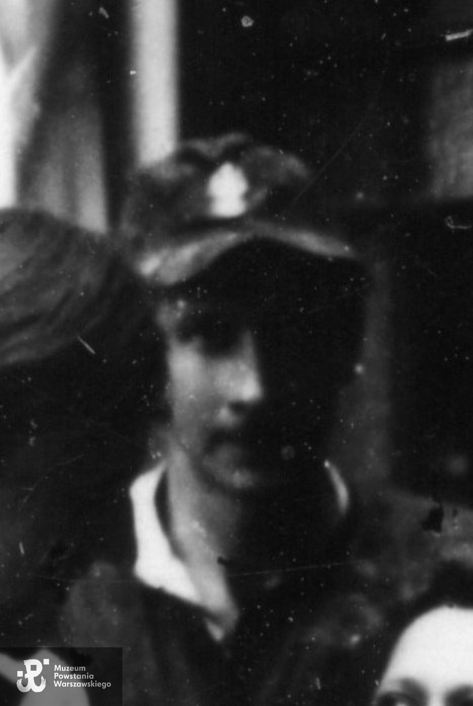 por. Bolesław Górecki "Śnica" w czasie Powstania Warszawskiego na Starym Mieście. Fragment szerszego ujęcia. Zbiory Muzeum Powstania Warszawskiego.