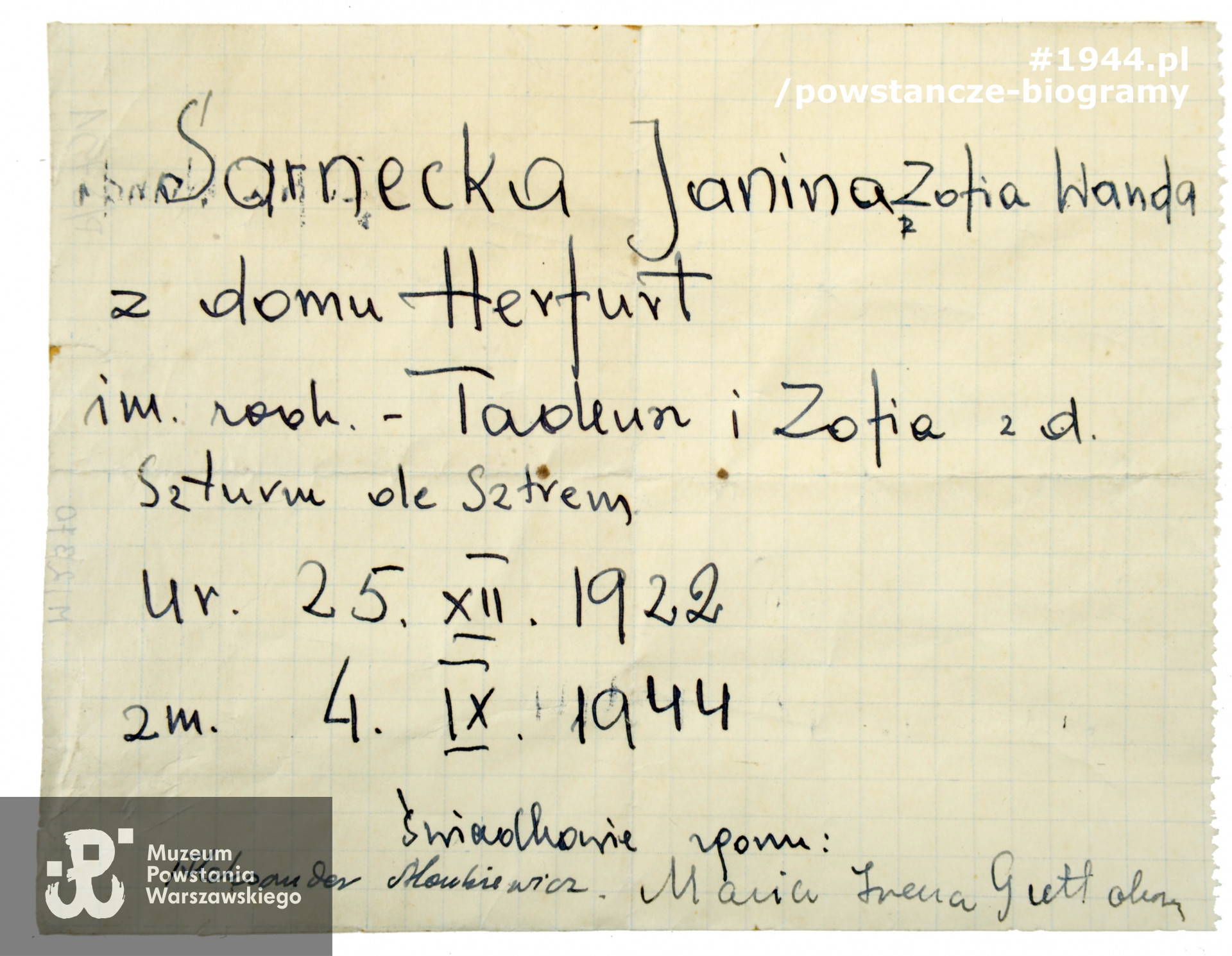 Do butelki dołączono w celach identyfikacyjnych kartkę z danymi poległej. Kartka z zeszytu, napisy wykonane piórem: <i>Sarnecka Janina Zofia Wanda z domu Herfurt 
im. rodz. Tadeusz i Zofia z d. Szturm de Sztrem ur. 25 XII. 1922, zm. 4.IX. 1944. Świadkowie zgonu: Aleksander Markiewicz, Maria Irena Gutta.</i> Ze zbiorów Muzeum Powstania Warszawskiego - muzealia artystyczno-historyczne, sygn. MPW-M/2370 (P/5791/07). Obiekt prezentowany na wystawie czasowej "1000 Pamiątek" (2017/2018 r.)