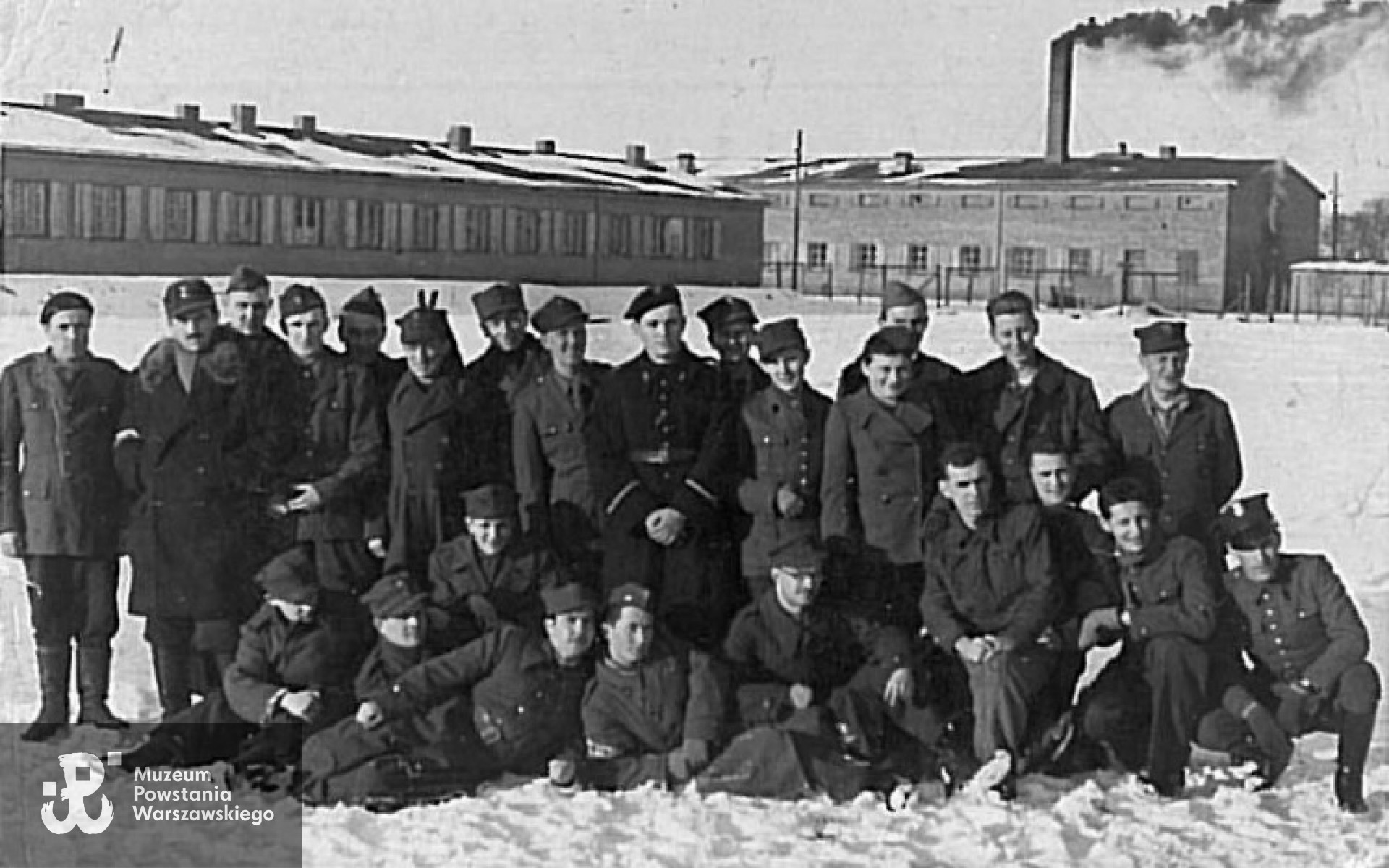 Szpital obozu Stalag XB- Sandbostel. Grupa pacjentów na placu w grupie pierwszej siedzącej, czwarty od prawej Wilczek Tadeusz Życzyński medyk, pracujący w szpitalu