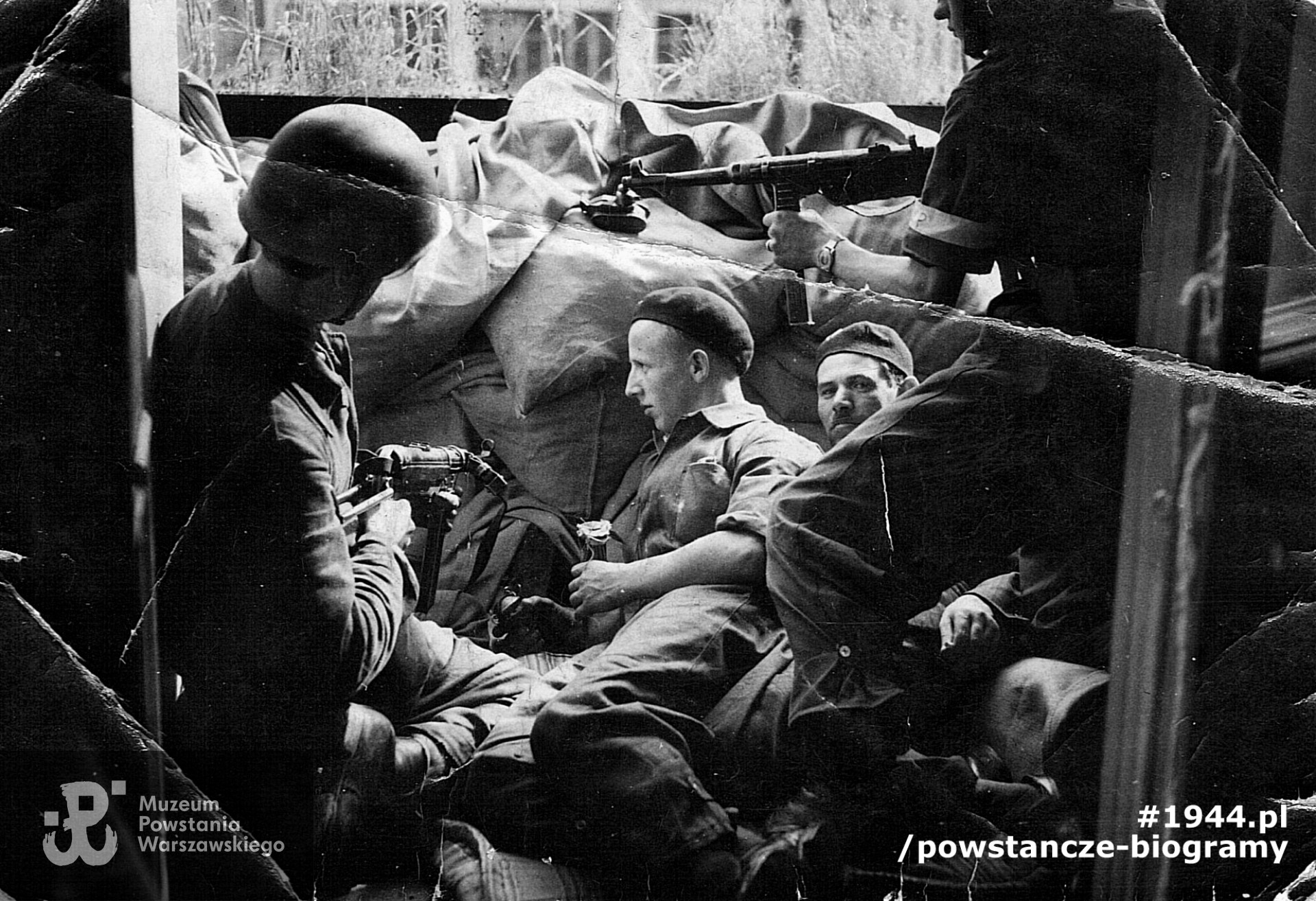 Fotografia z Powstania Warszawskiego, żołnierze 3 kompanii Batalionu "Golski" na stanowisku obserwacyjno-ogniowym. St. strz.  Michał Witkowski "Ryś" (1924 -1997) - na zdjęciu drugi od lewej. Fot. z archiwum rodzinnego p. Pawła Domańskiego