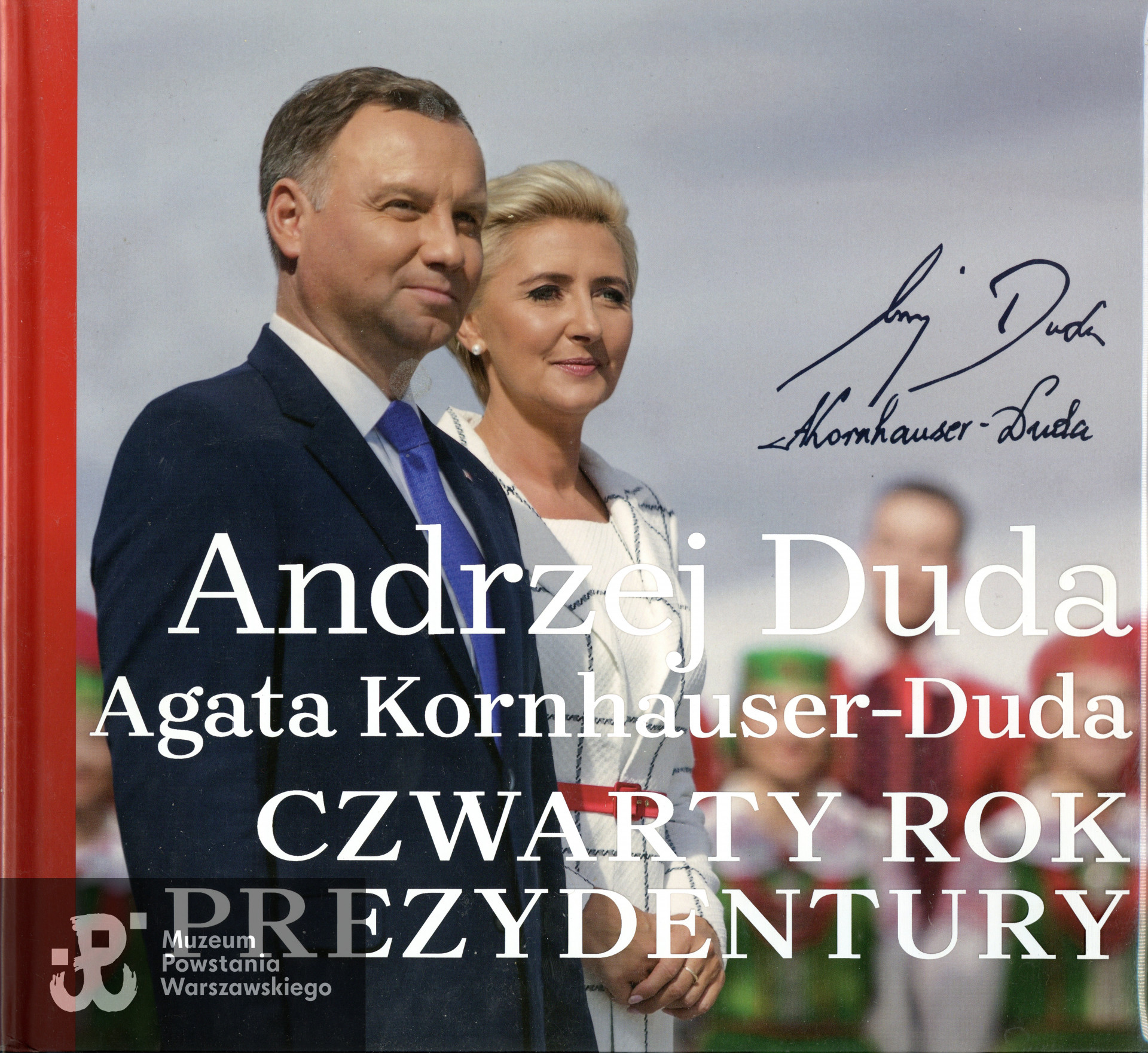 Album z dedykacją prezydencką dla p. Janusza, 2020 r. Ze zbiorów p. Janusza Komorowskiego ps. „Antek”. Skan wykonano w Muzeum Powstania Warszawskiego, 2020.