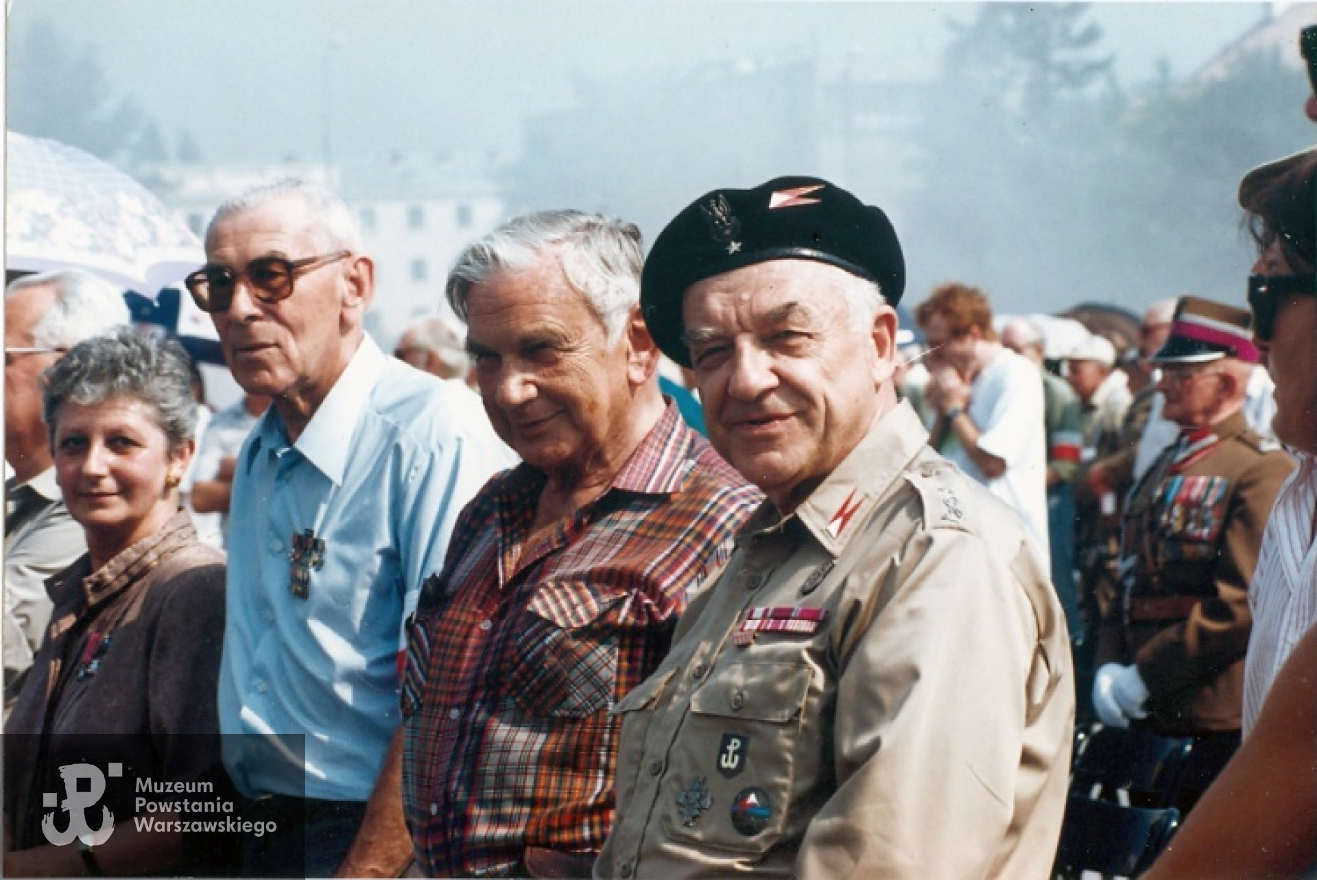 Dionizy Piotr Mazur "Piotrek" (drugi od prawej) z Siódmakami w czasie uroczystości na placu Marszałka Józefa Piłsudskiego w 50 rocznicę Powstania Warszawskiego