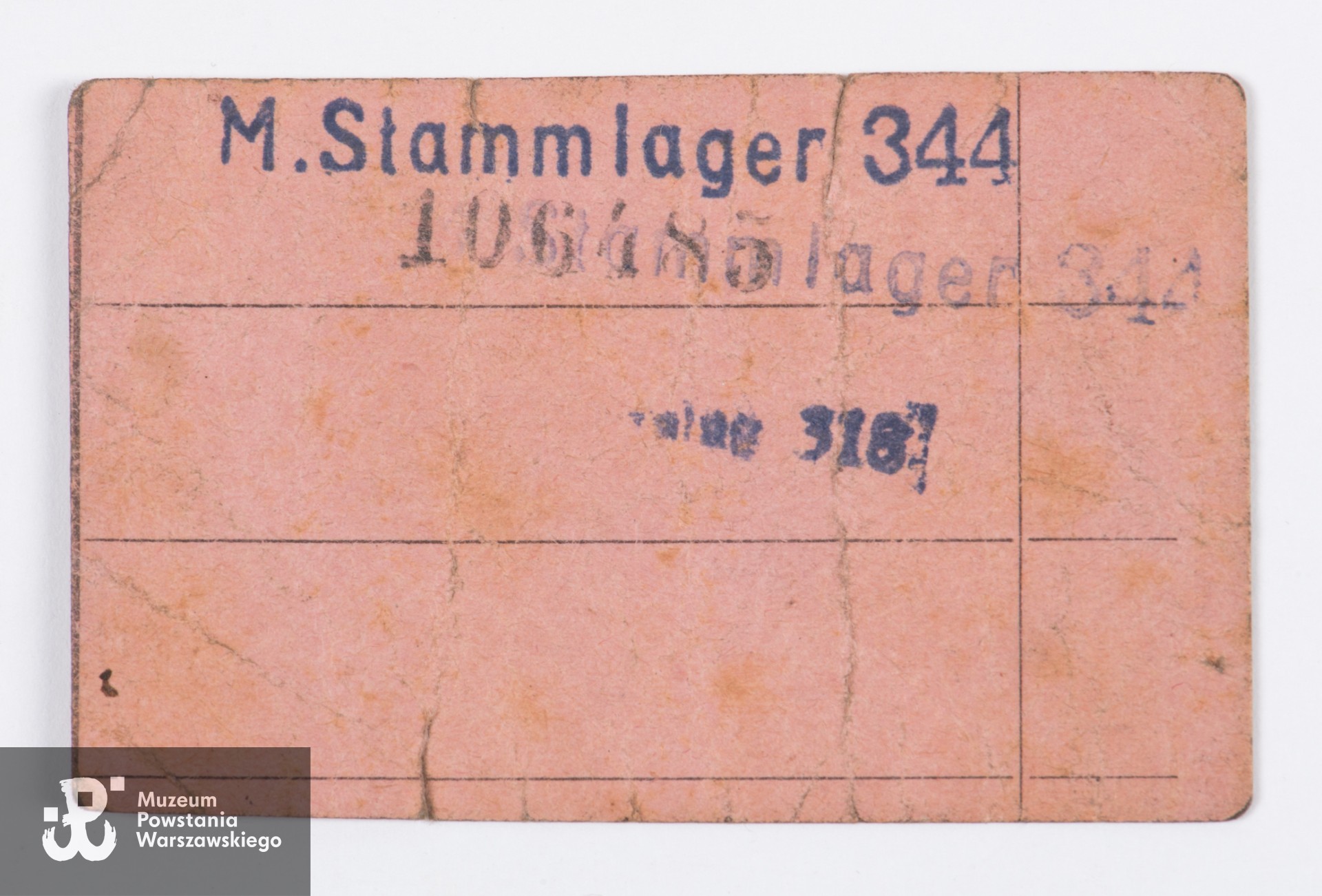 Jeniecki numer obozowy 106485 ze Stalagu 318 VIII F Lamsdorf (Łambinowice), należący do Zofii Siemaszko. Ze zbiorów Muzeum Powstania Warszawskiego, sygn. MPW-M/3436