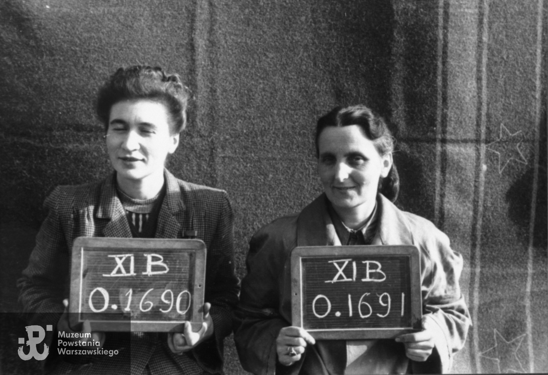 Fotografia z obozu jenieckiego w Fallingbostel XI B, z lewej z numerem jenieckim O.1690 ppor. Maria Umińska-Boczoń "Myszka", po prawej z numerem O.1691 ppor. Jadwiga Sachs "Jagna". Fot. ze zbiorów Muzeum Powstania Warszawskiego, sygn. MPW-IP/4441