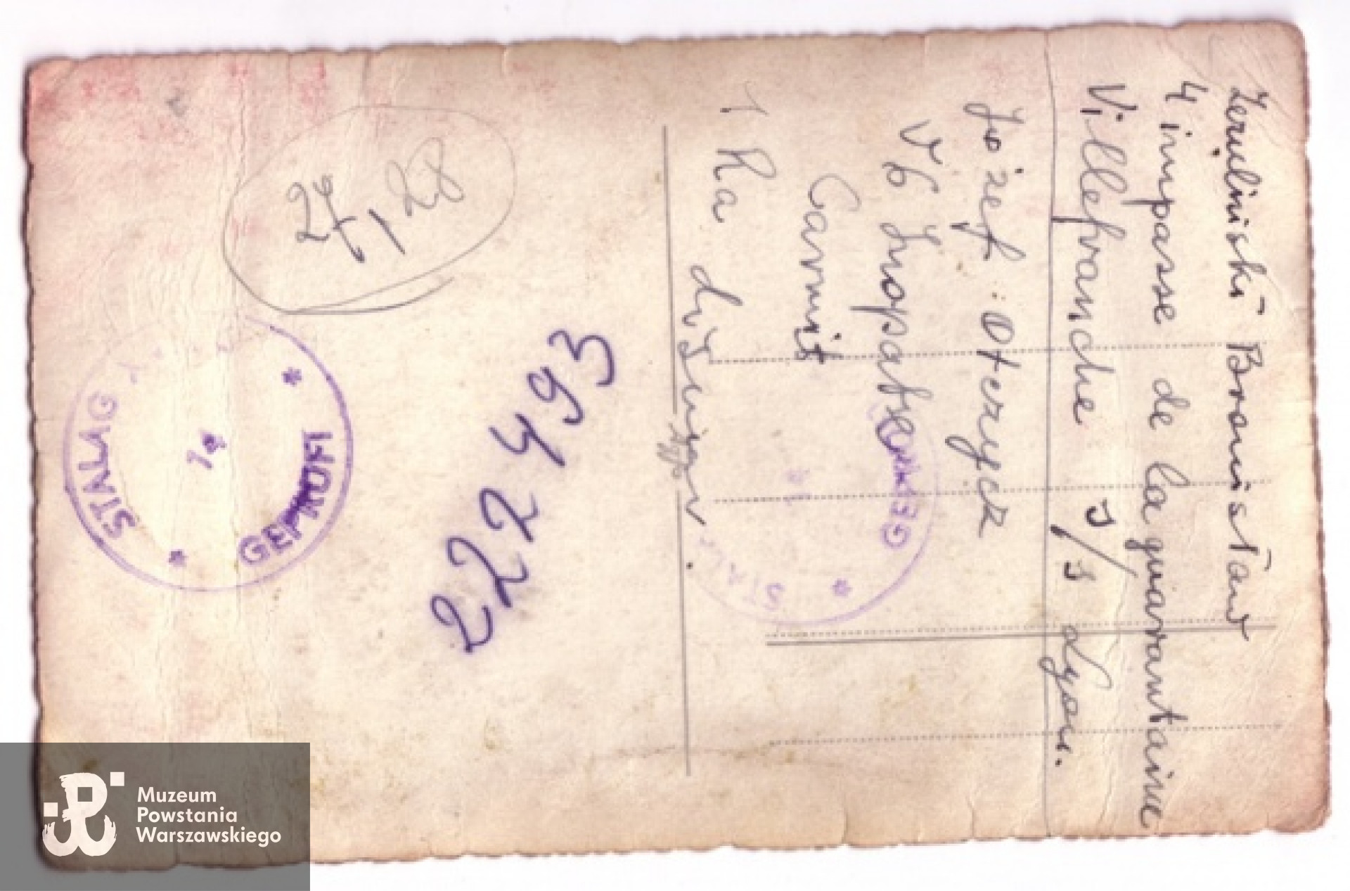 Rewers zdjęcia z mszy polowej podczas Powstania Warszawskiego na jednym z warszawskim podwórek (prawdopodobnie Chmielna 16, tam gdzie dziadek mieszkał). Zapiski pochodzą ze Stalagu, w którym przebywał Dziadek oraz prawdopodobnie z Francji, do której Dziadek trafił po Powstaniu. Zdjęcie znalezione w archiwum domowym.