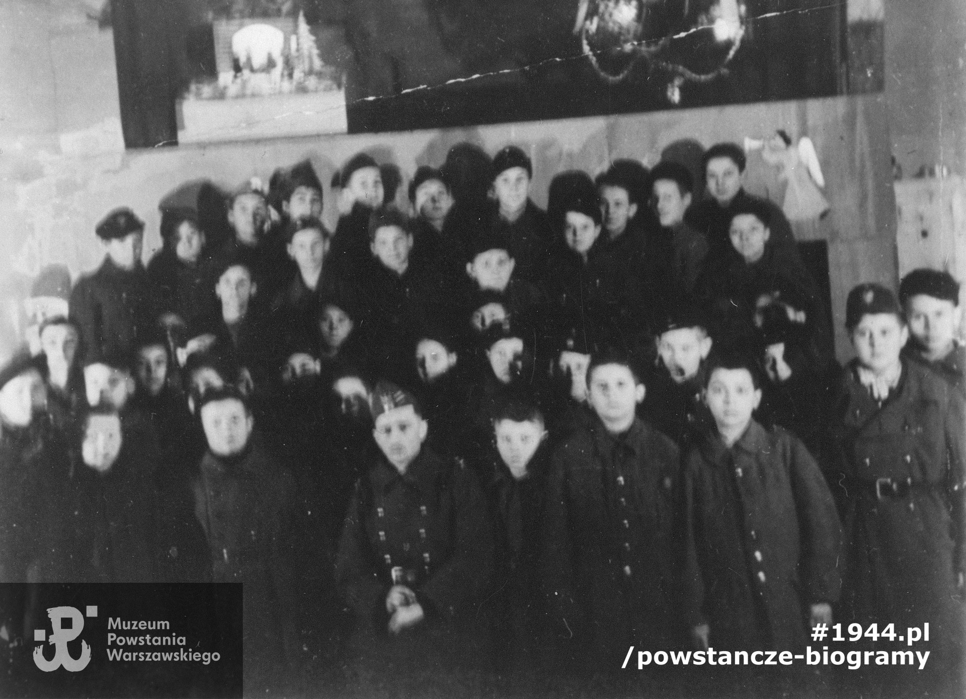 Grupa najmłodszych jeńców, żołnierzy Powstania Warszawskiego podczas świąt Bożego Narodzenia w obozie pracy przymusowej w Brockwitz, grudzień 1944. Wśród chłopców jest Apolinary Matczak "Pospieszny". Fot. ze zbiorów Muzeum Powstania Warszawskiego, sygn. P/3141