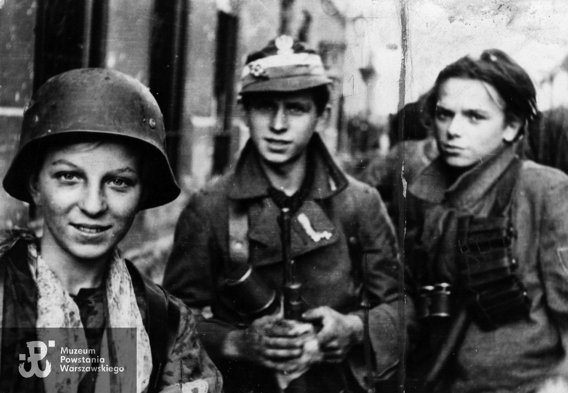 Fotografia z Powstania Warszawskiego: żołnierze baonu „Miotła” (później w składzie „Czaty 49”) w rejonie włazu na Wareckiej po ewakuacji kanałami ze Starego Miasta do Śródmieścia. Od lewej: trz.  Tadeusz Rajszczak „Maszynka” (w hełmie), w środku NN, po prawej strz. Michał Lach ”Pestka„.  Za powstańcami boczna elewacja kamienicy Nowy Świat 51 róg Warecka 1 z oknami z kratami z monogramem banku Zachodniego. Autorem zdjęcia jest Jerzy Tomaszewski. Fot. ze zbiorów Muzeum Powstania Warszawskiego, sygn. MPW-IV/2043 (P/9401). W monografii batalionu ”Miotła" autorstwa Leszka Niżyńskiego, Instytut Wydawniczy PAX, 1992, żołnierz w środku opisany jest błędnie jako Kazimierz Gabara „Łuk".