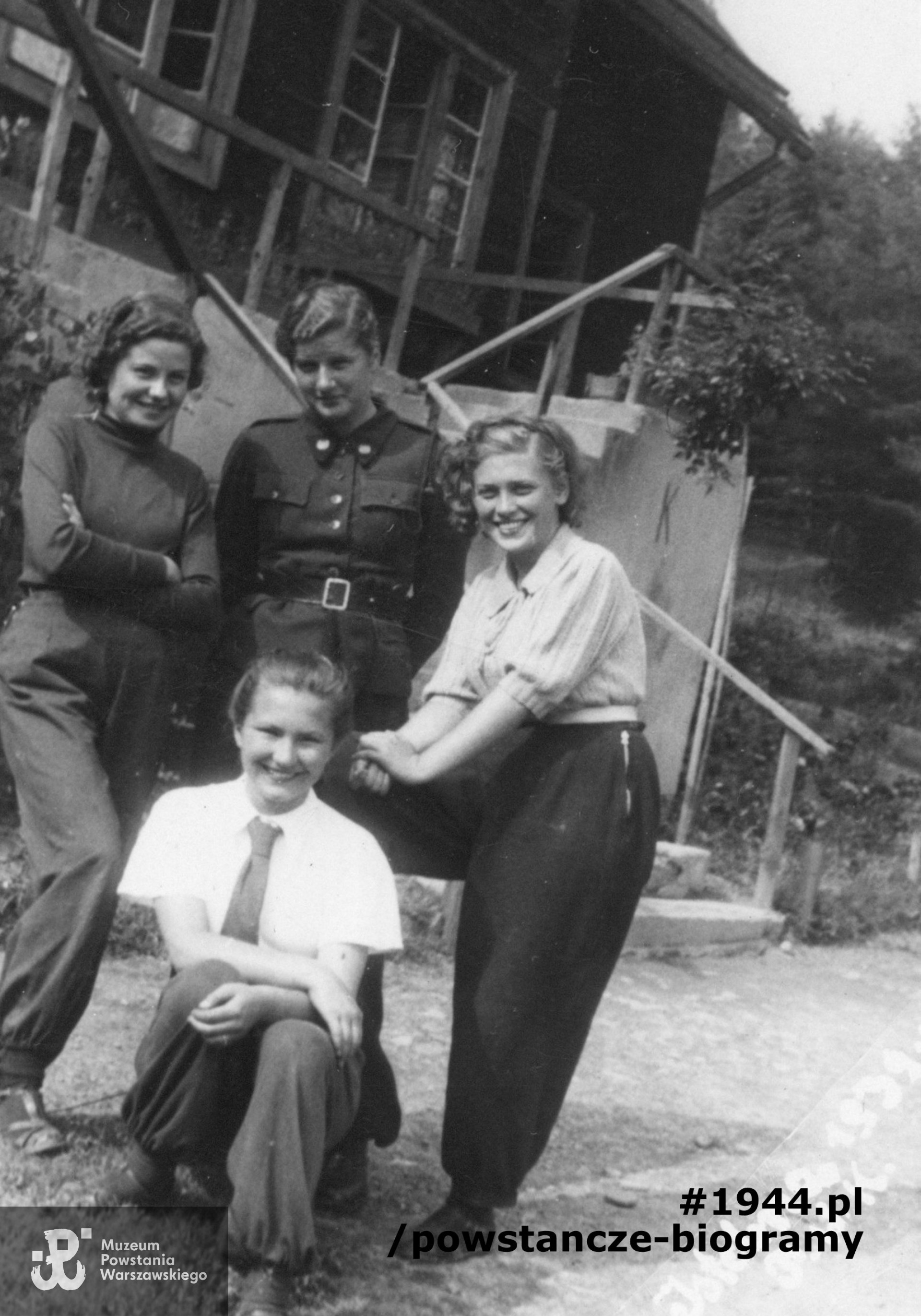 Obóz PWK, Spała, sierpień 1939. Widoczne na zdjęciu: Róża Giergielewicz (stoi w środku, w mundurze), Nela Gorczykiewicz, Z. Kuczyńska, Żukowska (?).  Fot. ze zbiorów Muzeum Powstania Warszawskiego, sygn. P/8912/17