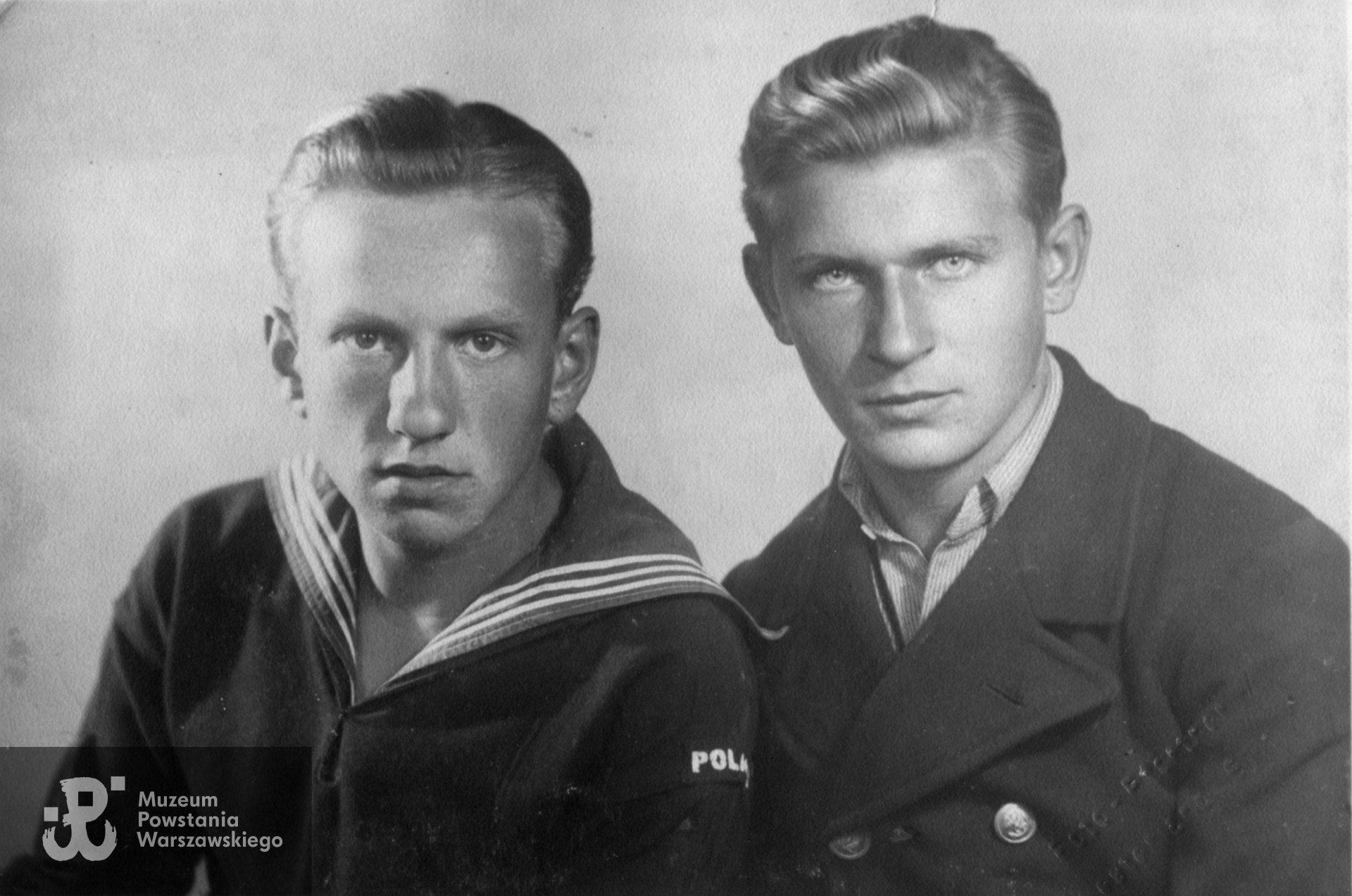Jan Lucjan Kubiak (z lewej) i Stefan Kaczanowski (po prawej), Rantum, 23.09.1945,  na rewersie opis: "Na pamiątkę pobytu na wyspie Sylt". Ze zbiorów rodzinnych.