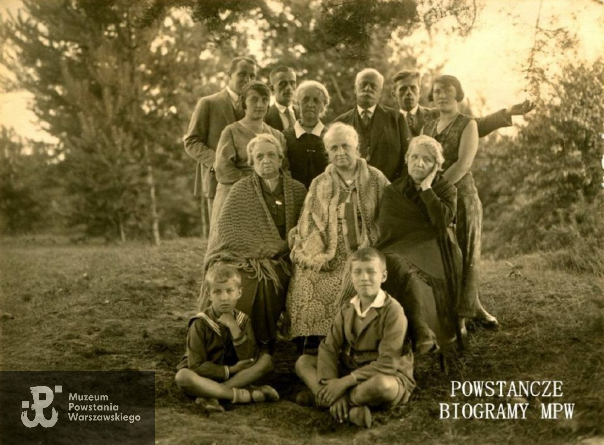 Bogdan Dąbrowski - siedzi po lewej stronie na ziemi. Na zdjęciu z m.in. rodzicami, Marią i Józefem. Fot. z archiwum rodzinnego udostępnione przez p. Annę i Andrzeja Dąbrowskich.
