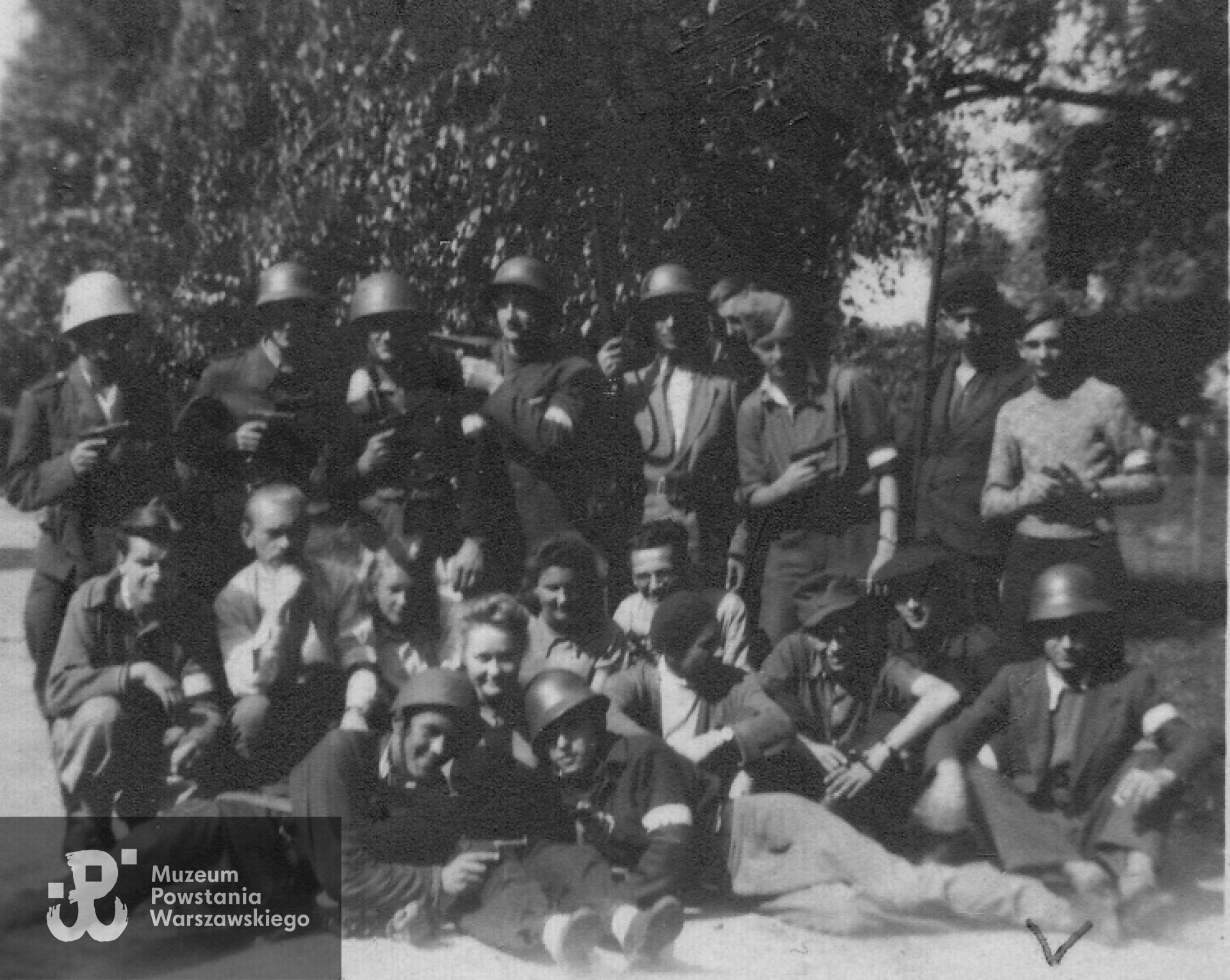 Powstanie Warszawskie - Jan Wojtyra siedzi po prawej - w hełmie