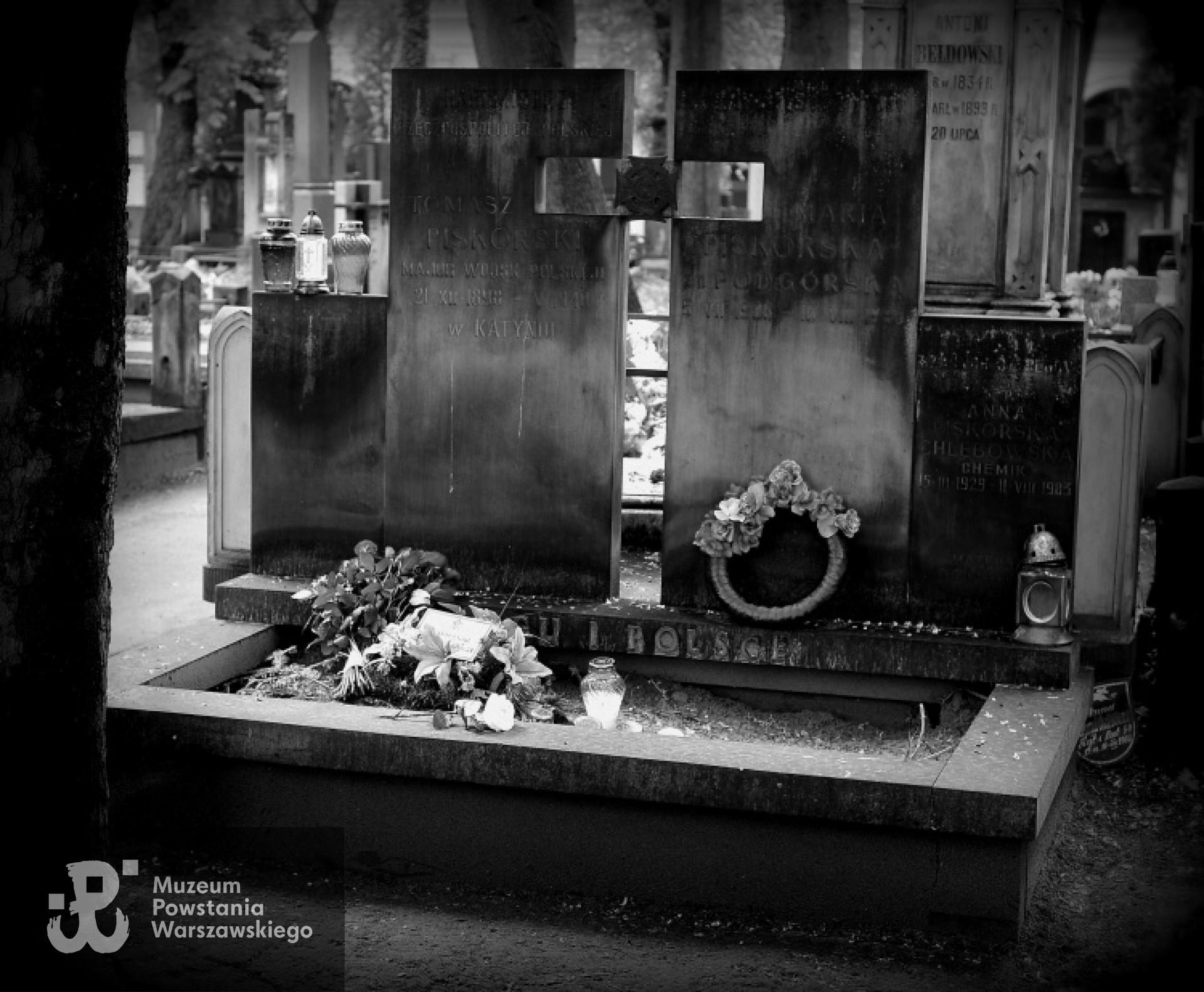 Grób Anny Piskorskiej-Chlebowskiej, gdzie leżą również jej matka i siostra (zginęła w katastrofie lotniczej w Smoleńsku 10.04.2010 r.) Jest to również symboliczny grób ojca Anny i Katarzyny, zamordowanego w Charkowie. Fot. <i>Wikipedia</i>