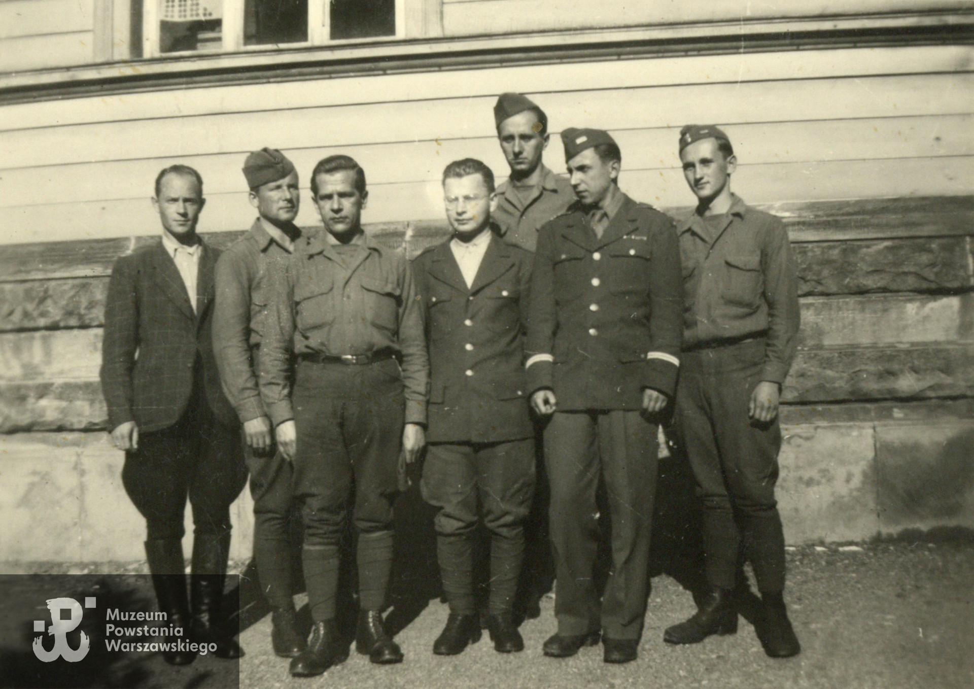 Fotografia pochodząca ze spuścizny po Zygmuncie Janie Raczyńskim ps. Zygmuś - żołnierze polscy  w Bad Harzburg. Udostępnił p. Jerzy Raczyński, syn Powstańca.