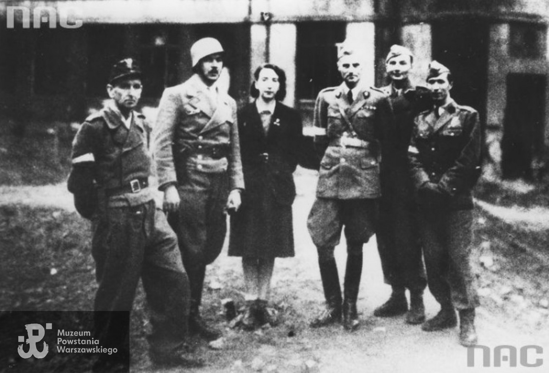 Wrzesień 1944 r. Oficerowie grupy "Północ" w pobliżu kina "Palladium" w Śródmieściu. Od lewej: kpt. Lucjan Fajer "Ognisty", mjr Włodzimierz Kozakiewicz "Barry", łączniczka Irena Kwiatkowska "Basia", dowódca grupy "Północ" płk Karol Ziemski "Wachnowski", por. Eugeniusz Ihnatowicz-Suczyński "Eugeniusz", kpt. Alfred Pokultinis ps. "Fon". Archiwum Fotograficzne Stefana Bałuka - zbiory NAC [www.nac.gov.pl]
