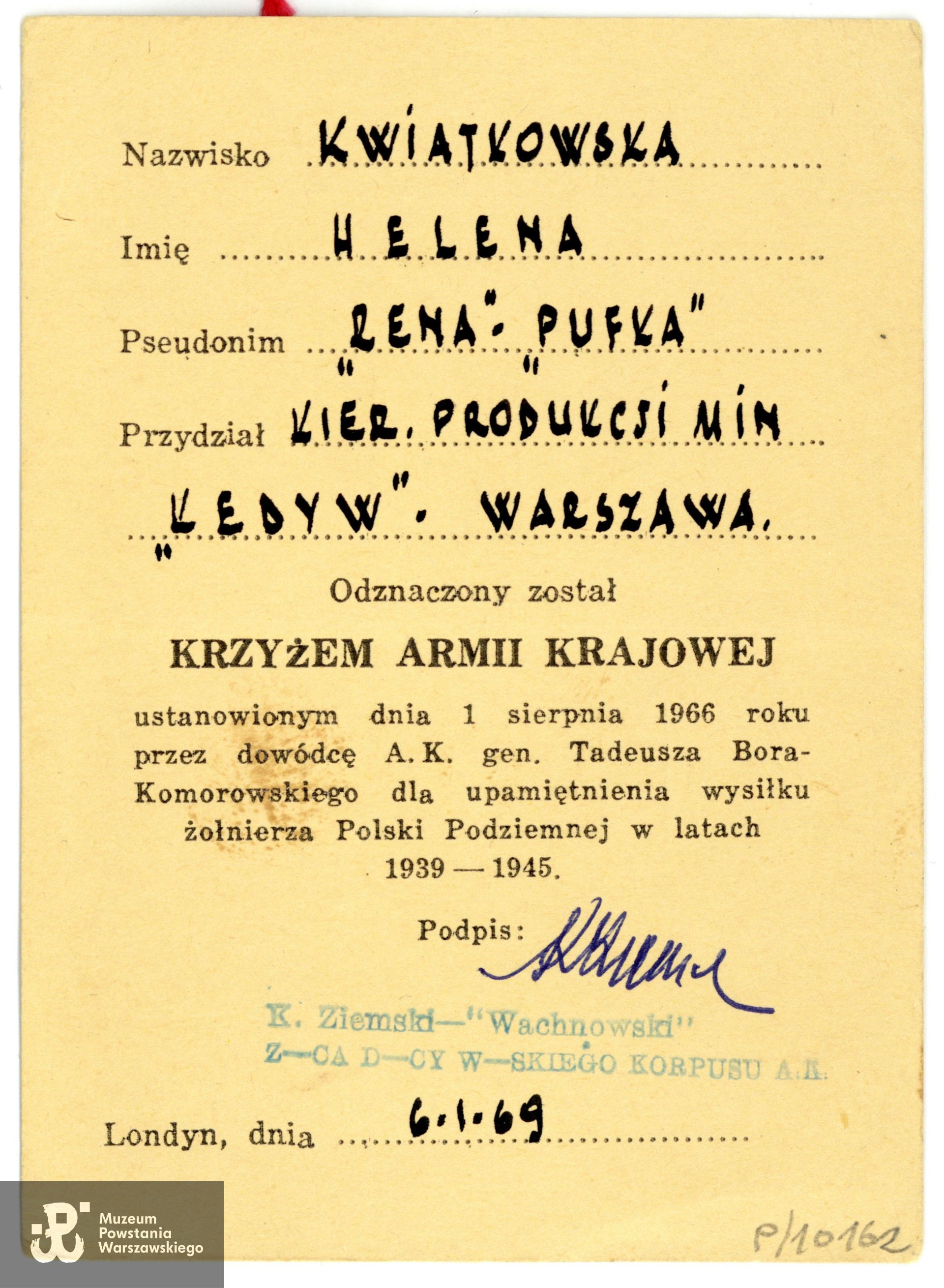 Legitymacja odznaczeniowa - Krzyż Armii Krajowej. Ze zbiorów Muzeum Powstania Warszawskiego, sygn.  P/10162/25