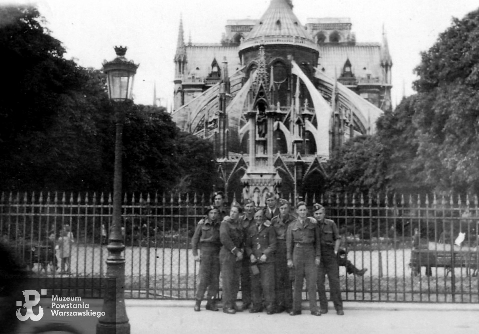 Fotografia z okresu służby w PSZ, po wyzwoleniu z obozu jenieckiego.  Fot. ze zbiorów rodzinnych, skan udostępniła p. Julia Sielicka-Jastrzębska, wnuczka Zbigniewa Leo ps. Byk.