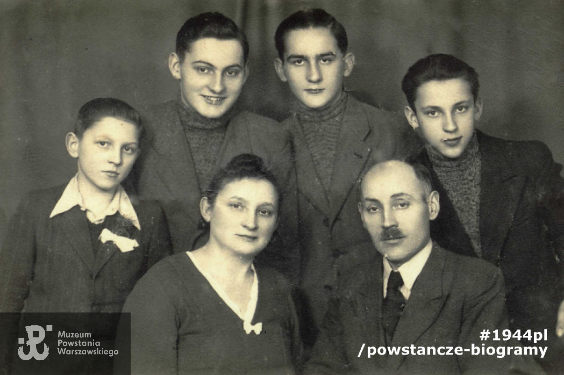 Bracia z rodzicami. Stoją od lewej stoją: Jerzy, Włodzimierz, Ewaryst  i Romuald.  Siedzą rodzice  Felicja Grześkowiak z domu Boesche i jej mąż Michał Grześkowiak. Fot. ze zbiorów rodzinnych p. Jerzego Grześkowiaka i p. Pawła Chojeckiego