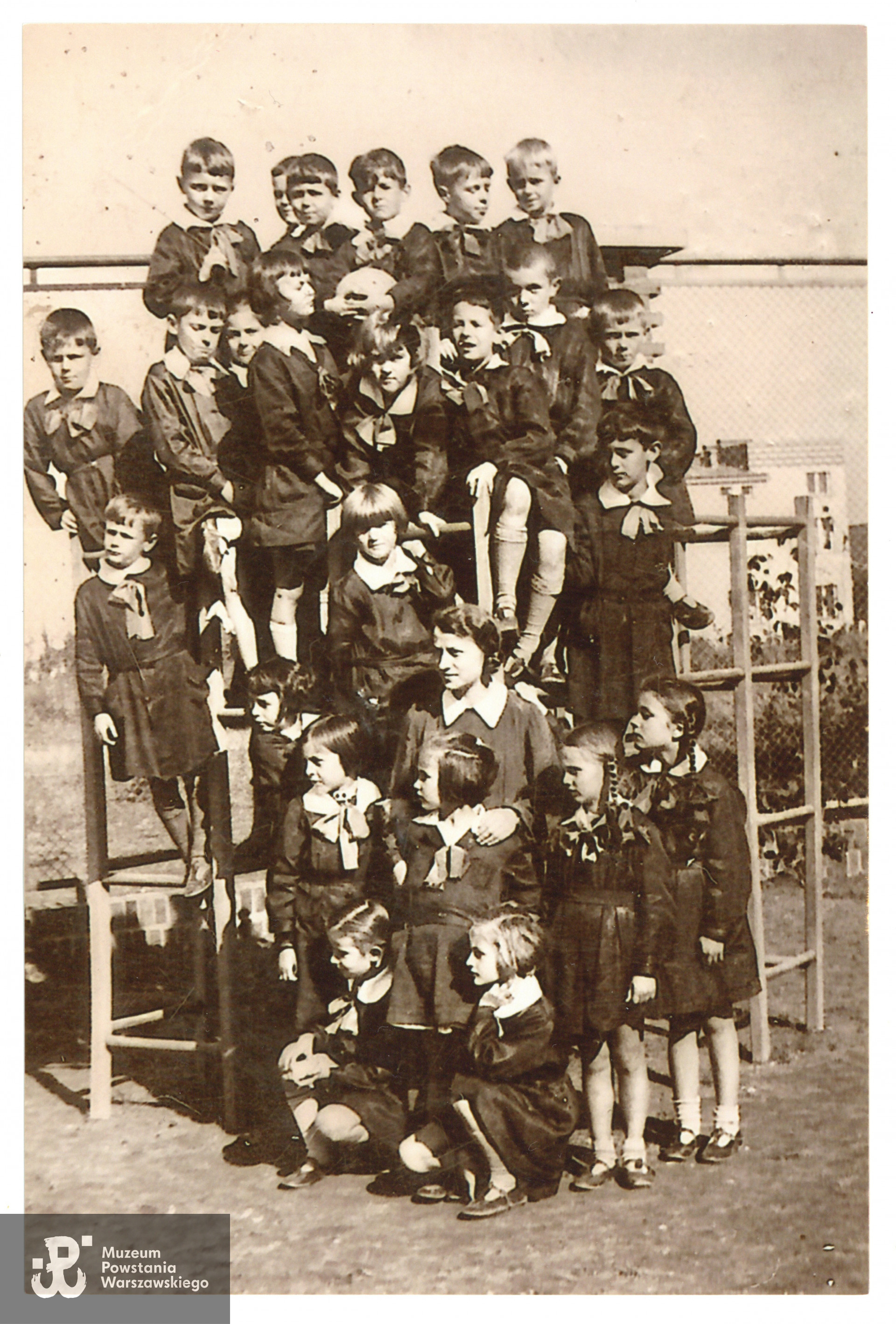 Fotografia bez opisu, wykonana najprawdopodobniej na Żoliborzu w okresie okupacji, źródło: Muzeum Powstania Warszawskiego, Teczki personalne uczestników Powstania Warszawskiego: Rozdębska Anna