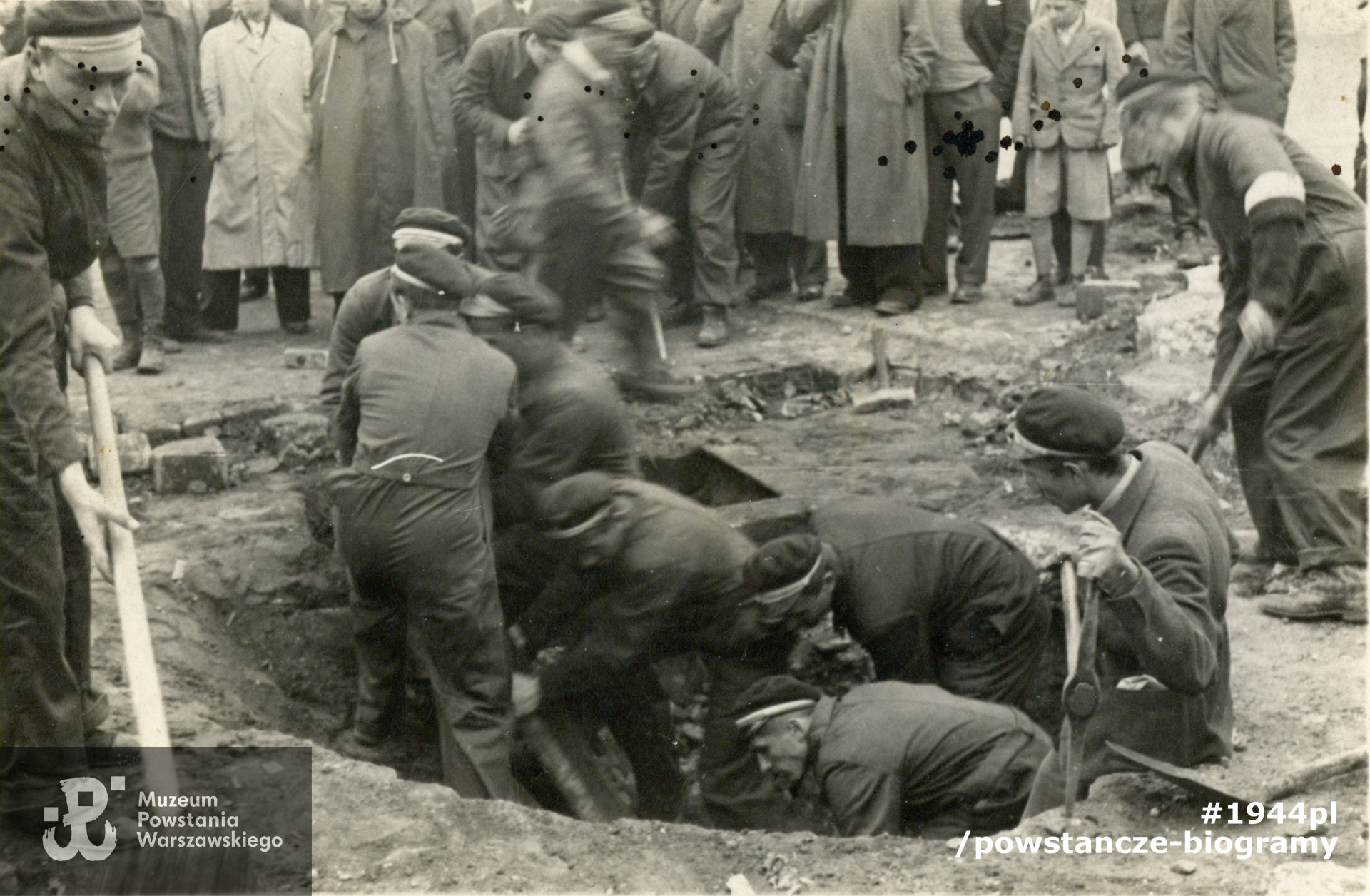 Pochodząca ze spuścizny po Henryku Kusalu fotografia bez opisu, wykonana przypuszczalnie w 1939 roku. Być może przedstawia przygotowywanie umocnień i rowów. Większość z mężczyzn ma na głowie czapki studenckie lub którejś ze studenckich korporacji.  Okoliczności wykonania zdjęcia pozostają nieznane. Ze zbiorów rodzinnych córki, p. Moniki Czarnecki