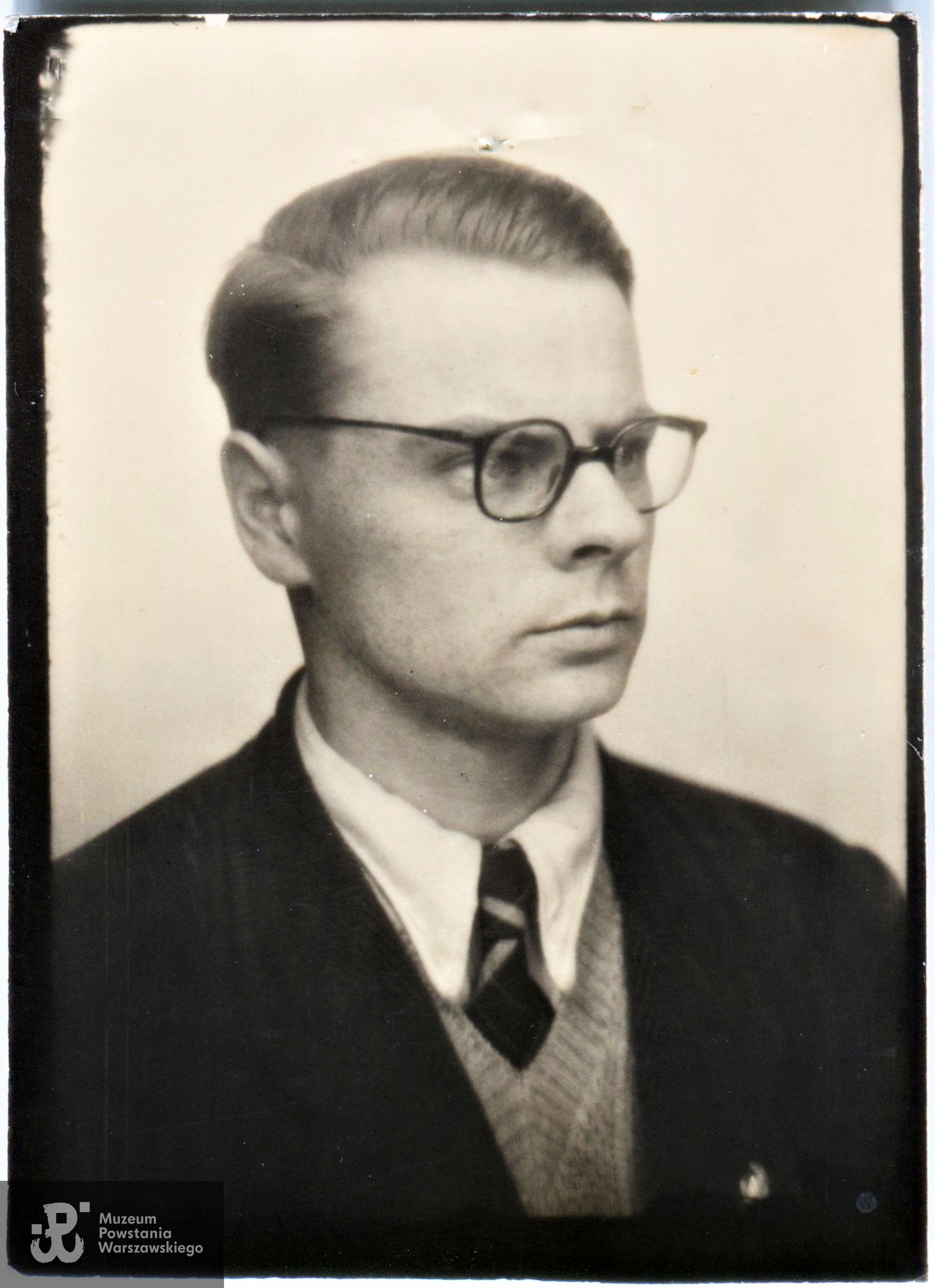 Jako student Politechniki Warszawskiej, 1948 rok. Fot. ze zbiorów rodzinnych Pana Witolda Antoniego Sikorskiego "Bystronia". Skany wykonano w Muzeum Powstania Warszawskiego - Pokój Kombatanta.