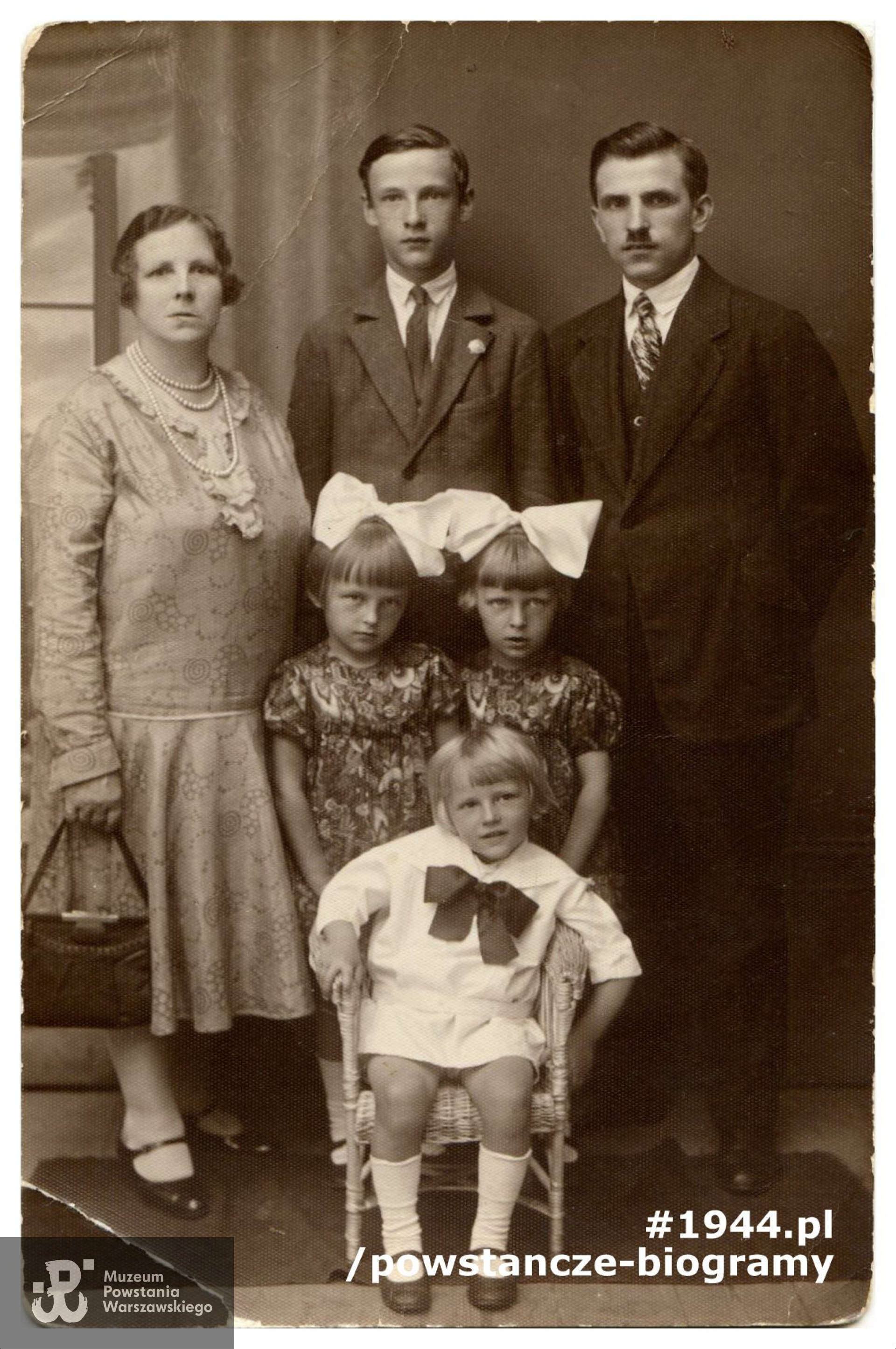 Fotografia wykonana ok. 1930 roku - stoją od lewej: Dorota z Massalskich I-voto Kołakowska, II -voto Michalczyk, jej syn Antoni Kołakowski "Tolek", mąż Jan Michalczyk, poniżej młodsze dzieci - bliźniaczki Krystyna (z lewej) i Maria (po prawej) i najmłodszy z rodzeństwa - Stanisław Michalczyk, rocznik 1926, w czasie wojny aresztowany za działalność konspiracyjną, zginął na Pawiaku w kwietniu 1944 r. Fot. z archiwum rodzinnego, udostępnił p. Igor Niewiadomski