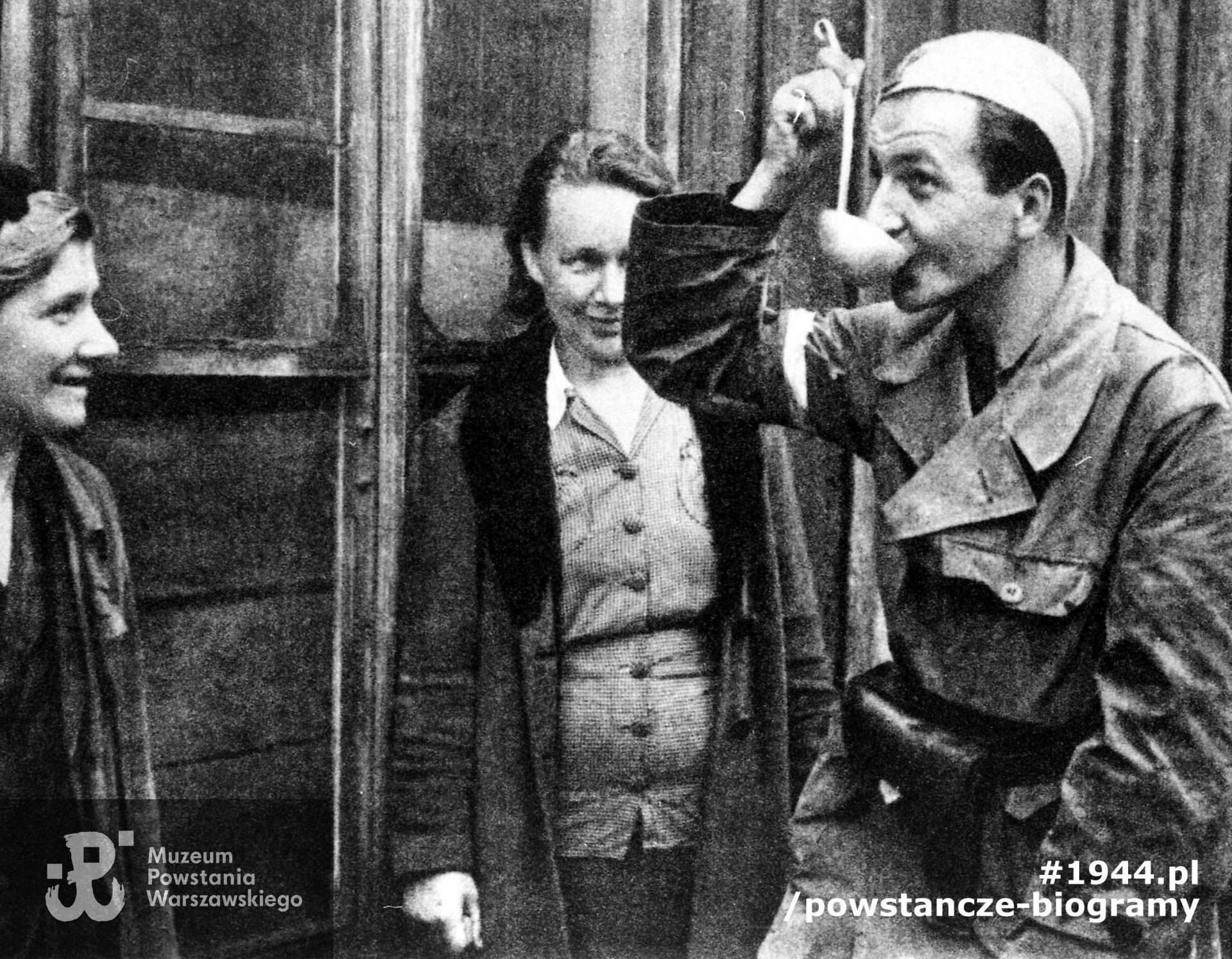 Fotografia z Powstania Warszawskiego. Śródmieście Północne. Stanisław Jankowski "Agaton" pije kompot z chochelki w rejonie pl. Kazimierza Wielkiego. Fot. ze zbiorów Muzeum Powstania Warszawskiego, sygn. MPW-IH/1430. Autorem zdjęcia jest Stefan Bałuk "Starba", "Kubuś".