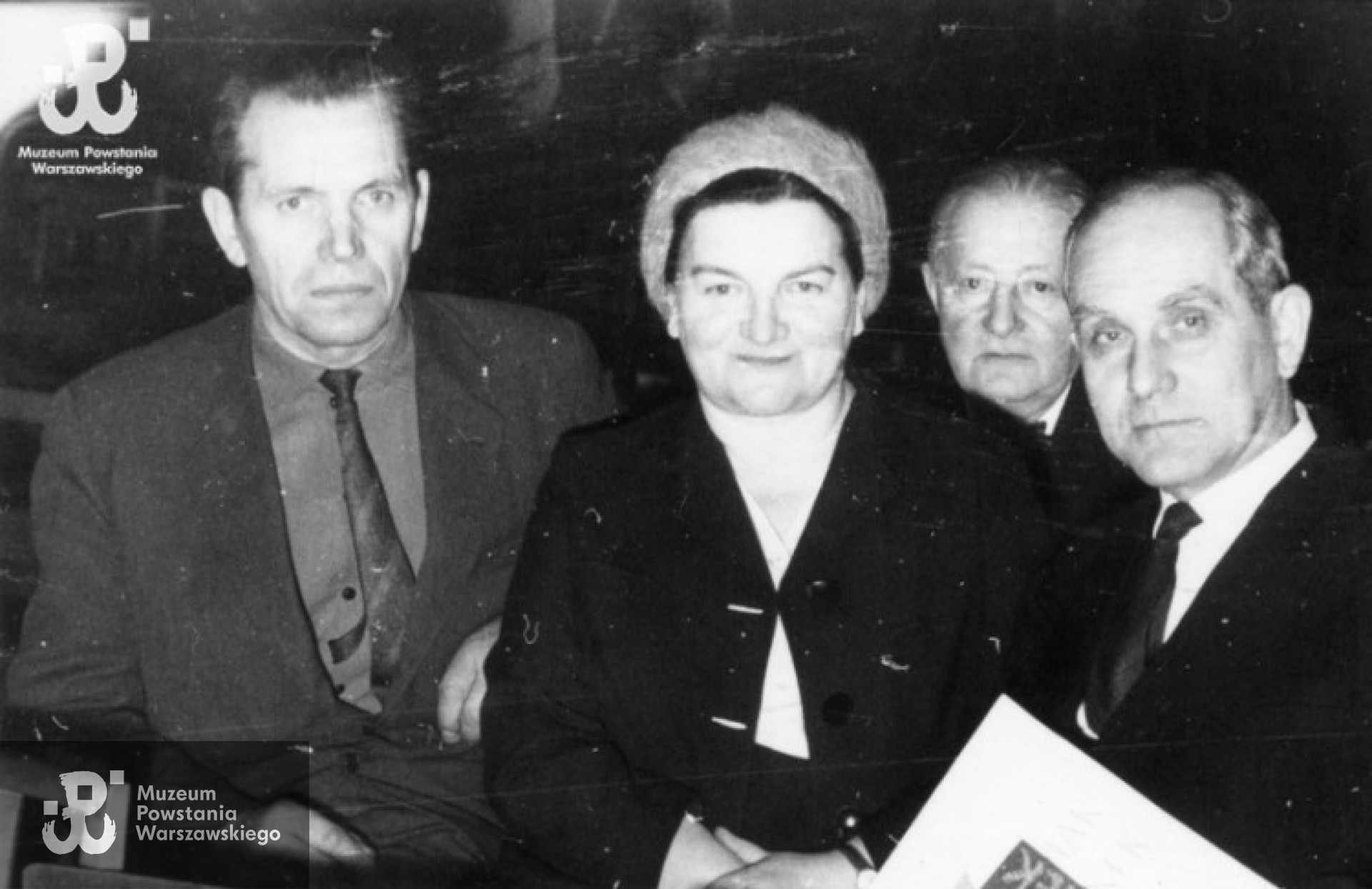 Fotografia powojenna autorstwa  Józefa Jerzego Karpińskiego ps. „Jerzy”. Warszawa, lata 70-te. Uczestnicy zjazdu byłych więźniów Pawiaka. Od lewej kolejno: Józef Jerzy Karpiński, Anna Sipowicz-Gościcka (ps. "Dentystka", "Nana", lekarz stomatolog na Pawiaku), NN, Leon Wanat. Fot. ze zbiorów Muzeum Powstania Warszawskiego, sygn. MPW-IP/6552