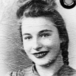 Halina Polenisiak- Piotrowska, fotografia wykonana 3 maja 1944 r. Z archiwum rodzinnego Beaty Piotrowskiej - Świderskiej.