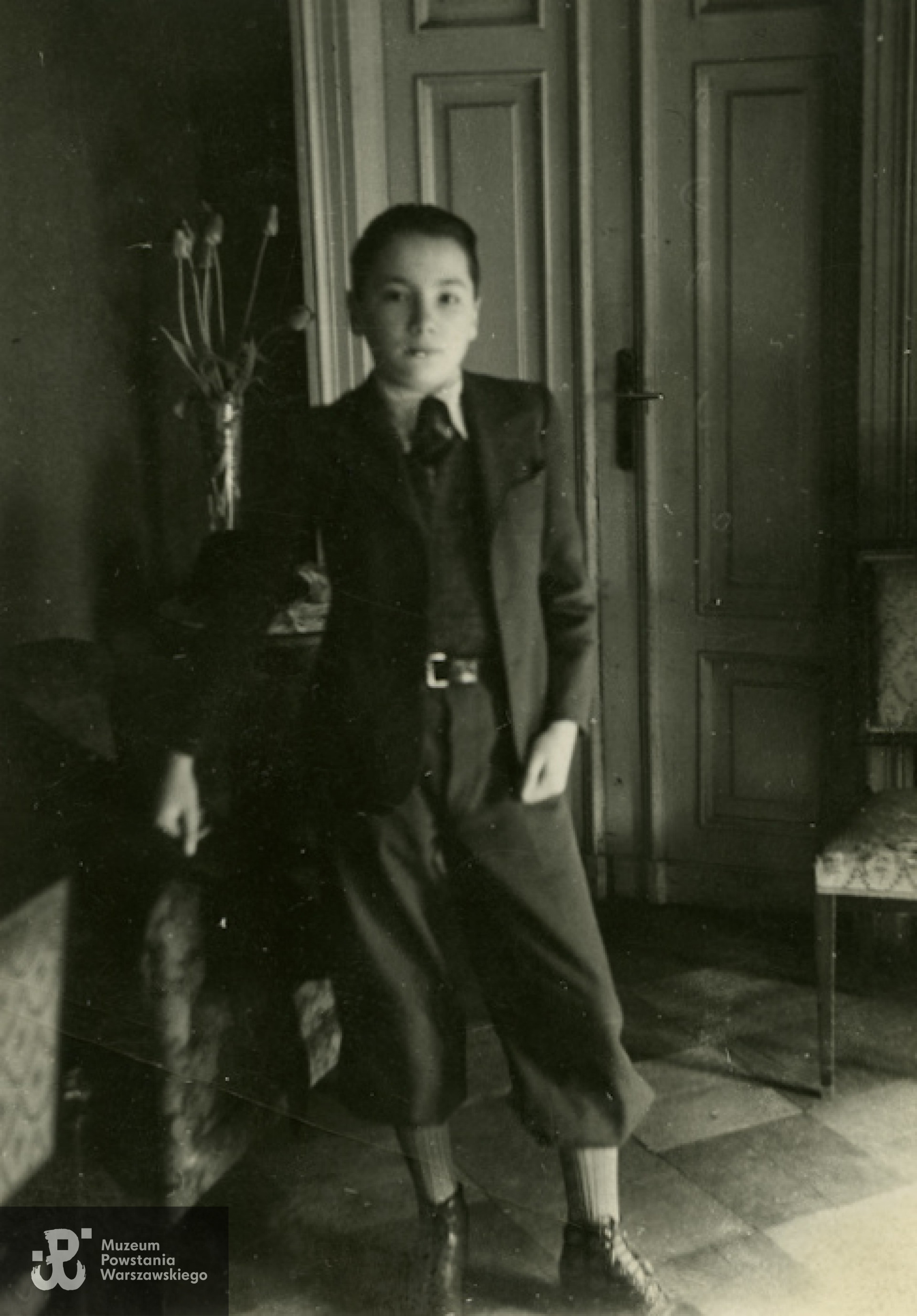 Tadeusz Rolke w salonie na ul. Kredytowej, 1943 rok. Źródło: Archiwum Tadeusza Rolke.