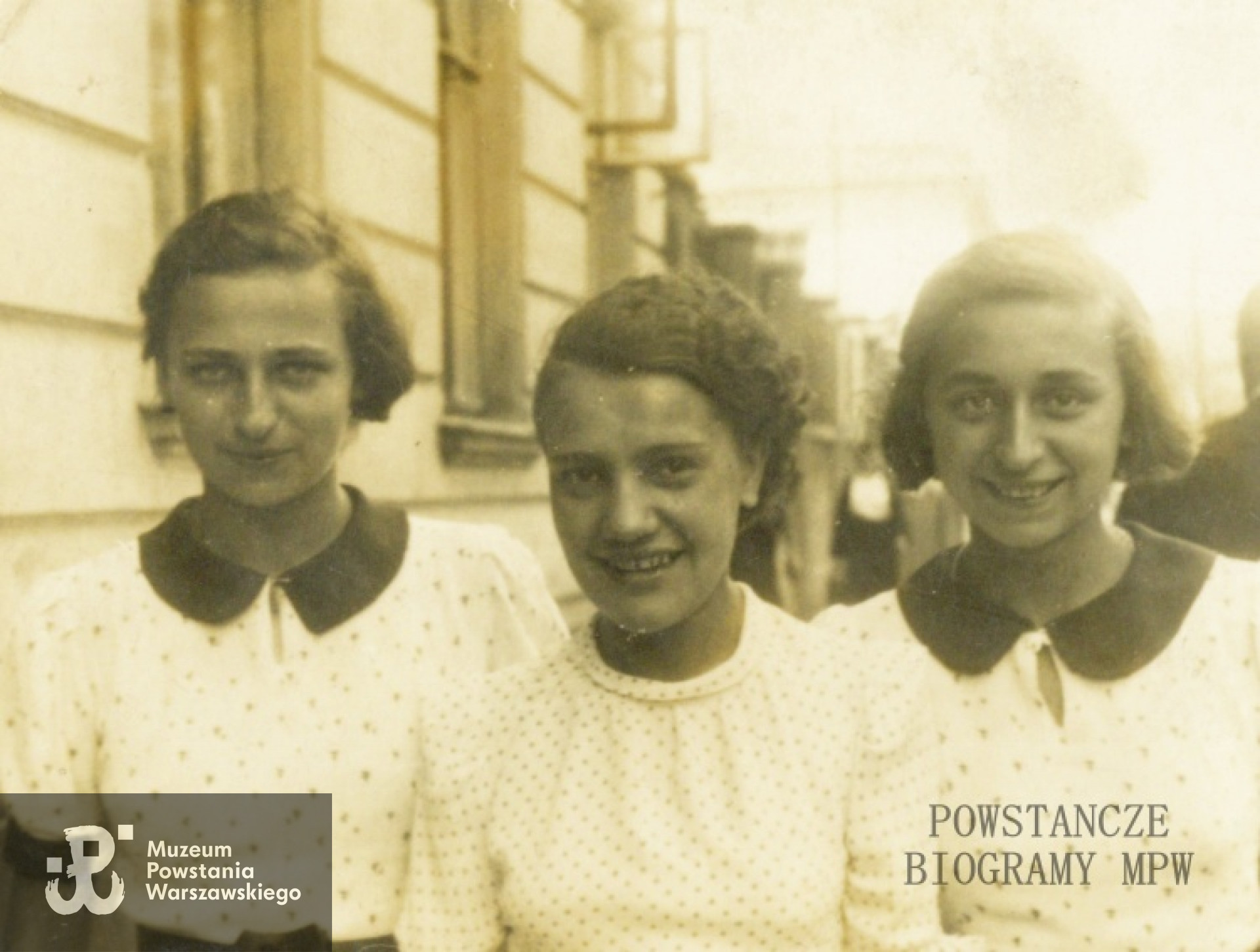 Od lewej: Irena Szymańska "Śnieżka", koleżanka (NN) oraz Janina Szymańska - Godlewska "Bronka". Fot. z archiwum rodzinnego Ireny Kosyl z d. Godlewskiej