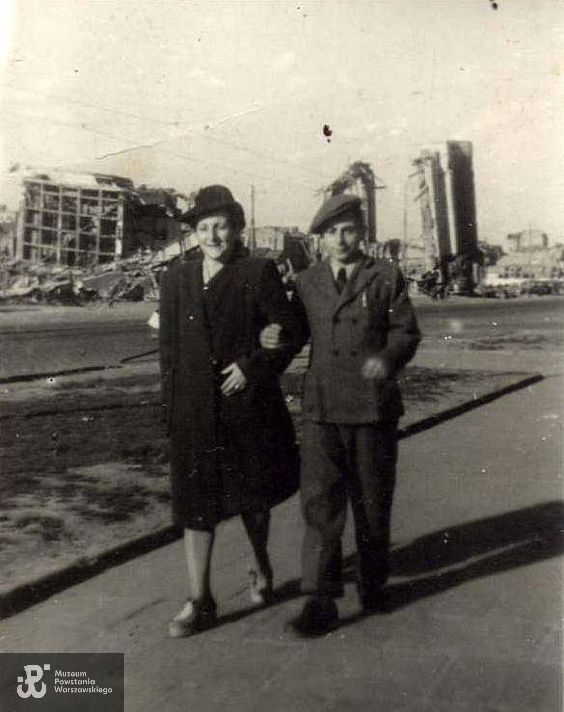 Wacław Makarczyk z mamą.  Warszawa, Al. Jerozolimskie 1945 r. Ze zbiorów Tomasza Makarczyka-Rodkiewicza / Archiwum 2. HBAP "Żbik"