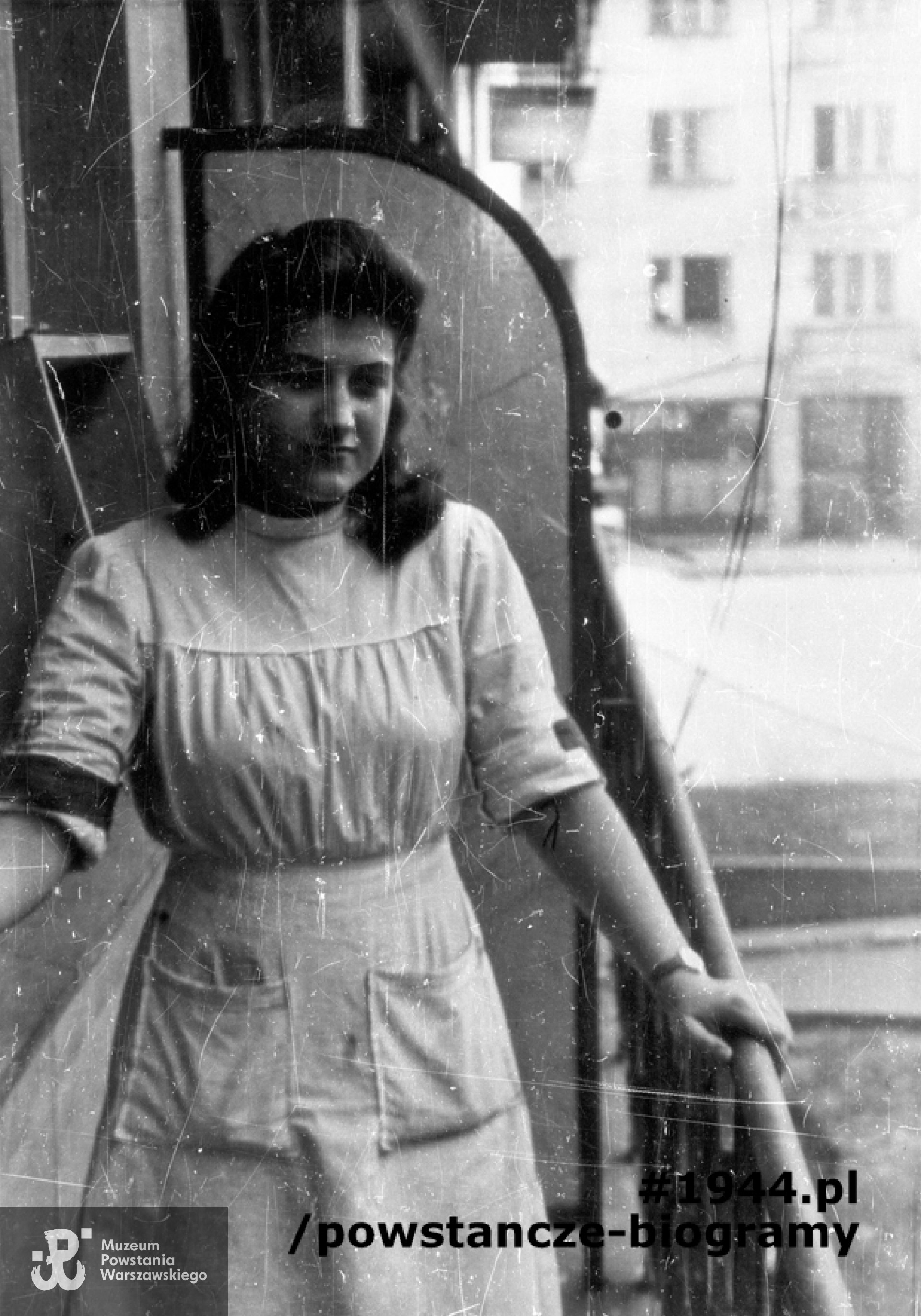 Fotografia z Powstania Warszawskiego autorstwa Zygmunta Sowińskiego ps. "Ostoja". 1-6 września 1944 r. -  Powiśle, ul. Konopczyńskiego. Sanitariuszka Jadwiga Kozłowska-Skrzydłowska "Iga" w szpitalu polowym na ul. Konopczyńskiego 5/7. Fot. ze zbiorów Fototeki MPW, sygn. MPW-IN/8733