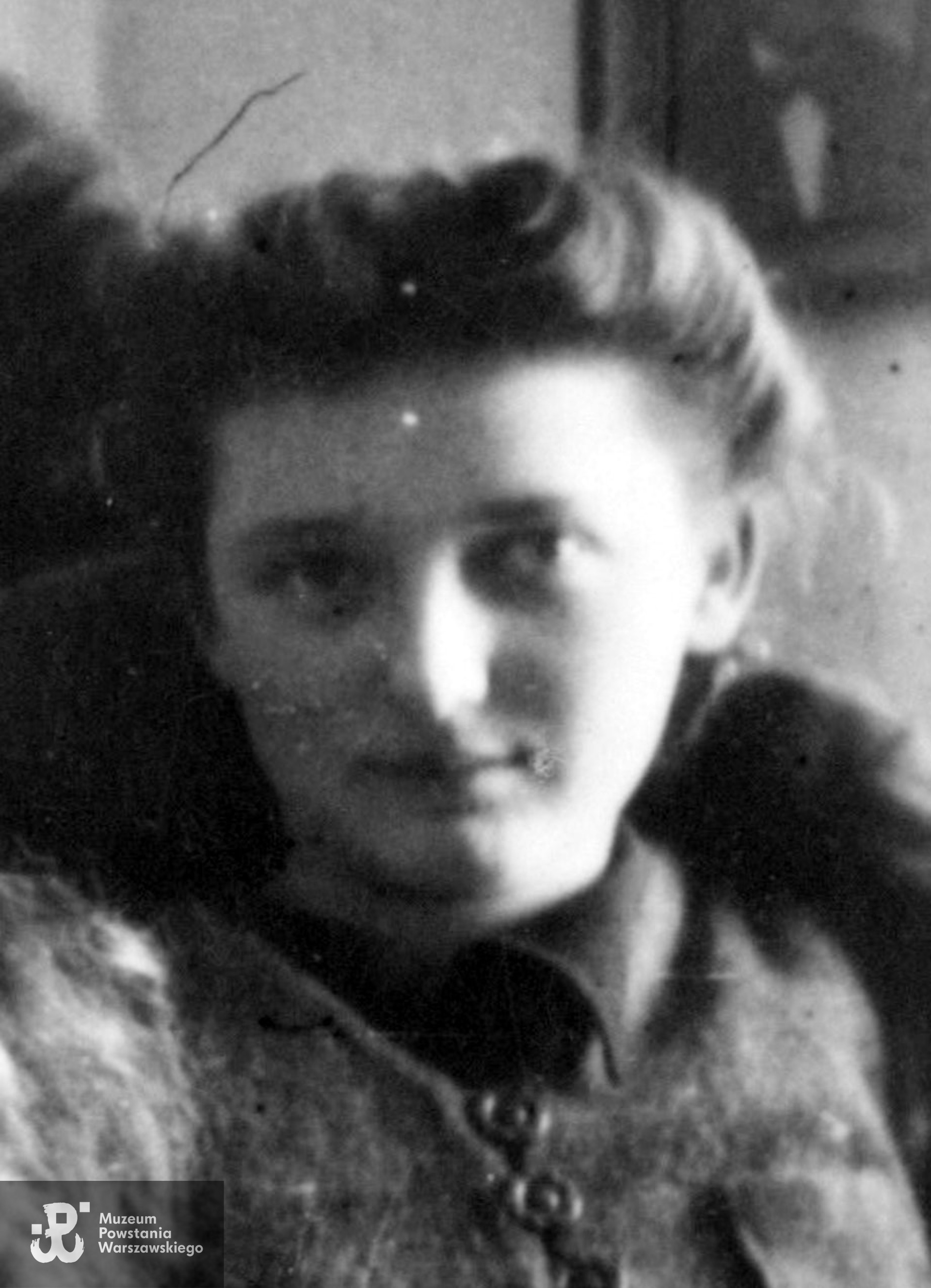 Stanisława Kowalska po mężu Saloni "Wysoka" (1928-2014). Fragment szerszego ujęcia. Ze zbiorów rodzinnych p. Hanny Młodziejewskiej, bratanicy Witolda Młodziejewskiego ps. "Chaber" 