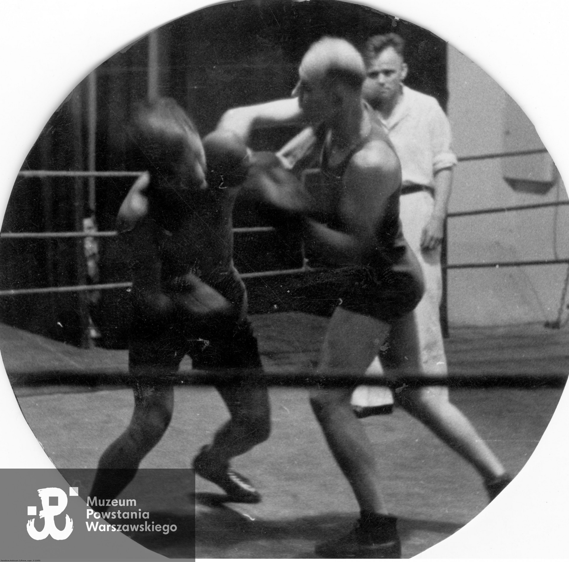 Warszawa, 29 sierpnia 1943 r.  Turniej bokserski.  Fragment walki bokserskiej pomiędzy Aleksandrem Grądkowskim a Mieczysławem Całką. Zbiory NAC, zespół: Wydawnictwo Prasowe Kraków-Warszawa, Sygnatura: 2-11651